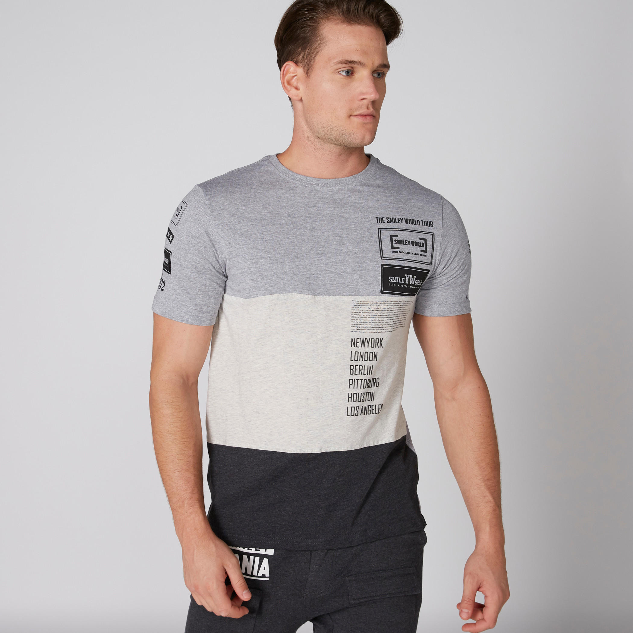 تيشيرت بأكمام قصيرة وياقة مستديرة وطبعات سمايلي وورلد-men-clothing-tshirtsandpolos-tshirts-image-3