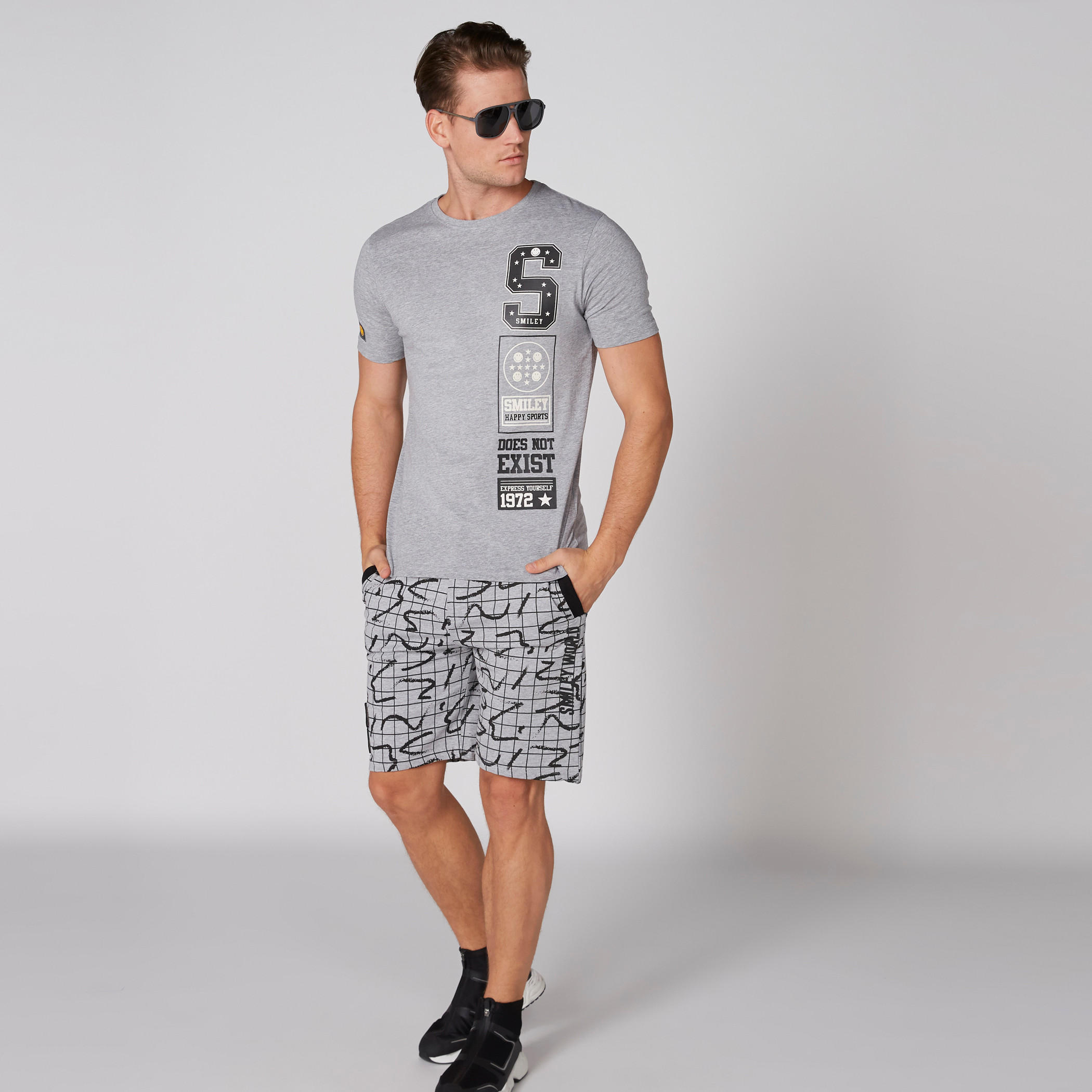 تيشيرت بأكمام قصيرة وياقة مستديرة وطبعات سمايلي وورلد-men-clothing-tshirtsandpolos-tshirts-image-1
