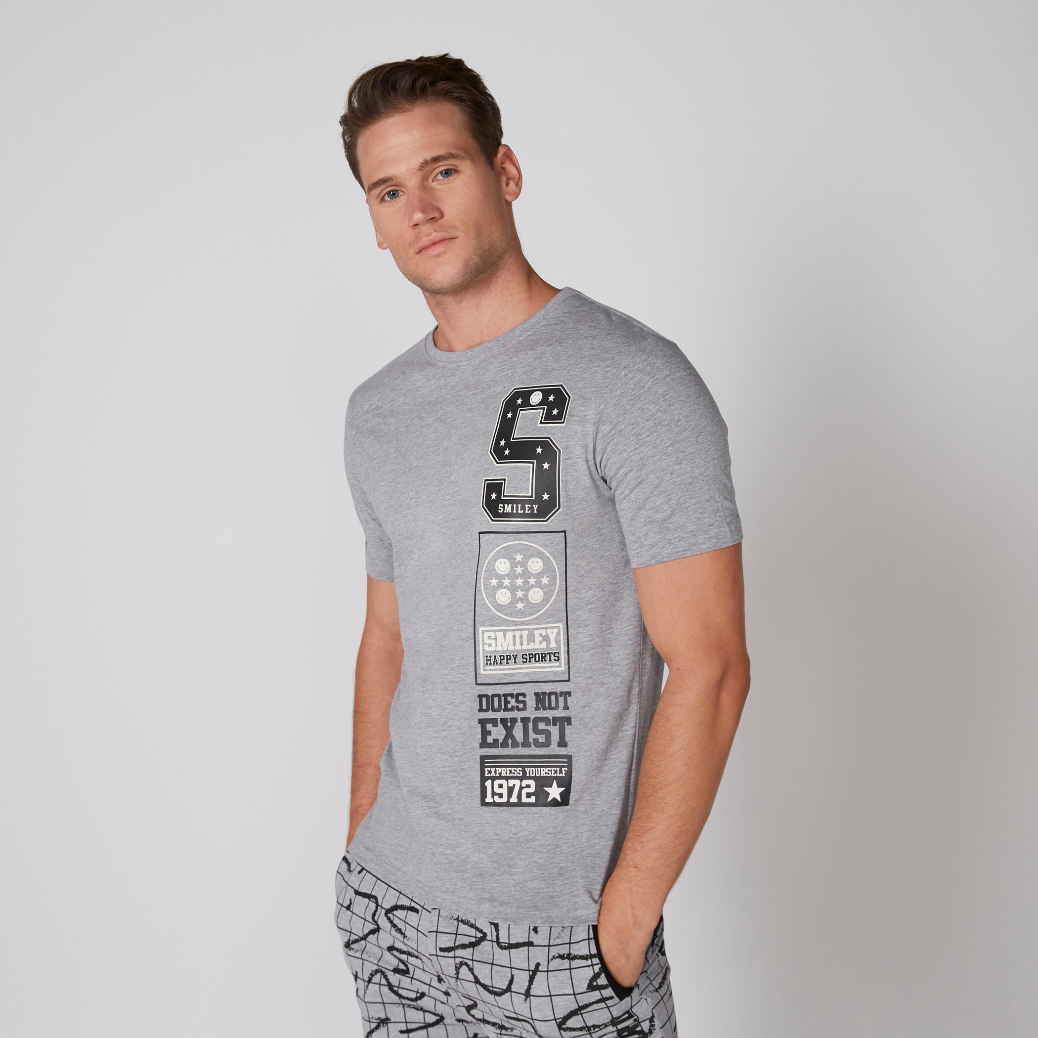 تيشيرت بأكمام قصيرة وياقة مستديرة وطبعات سمايلي وورلد-men-clothing-tshirtsandpolos-tshirts-image-3