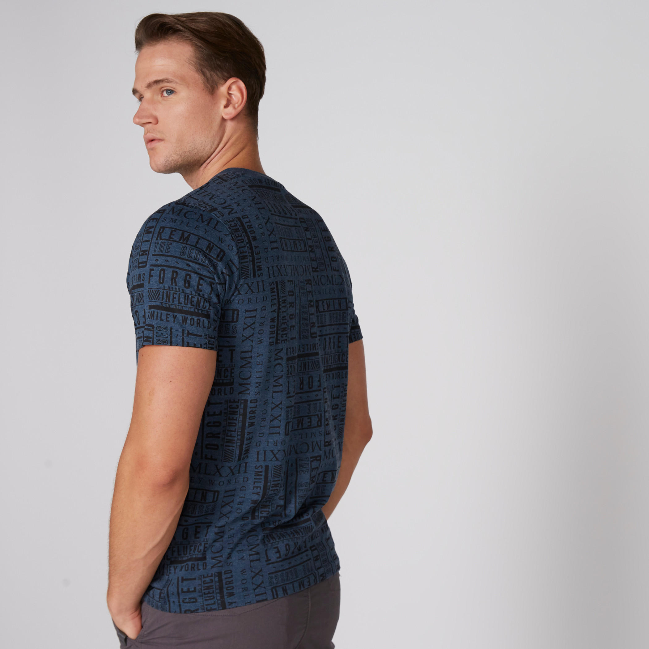 تيشيرت بأكمام قصيرة وياقة مستديرة وطبعات سمايلي وورلد-men-clothing-tshirtsandpolos-tshirts-image-2