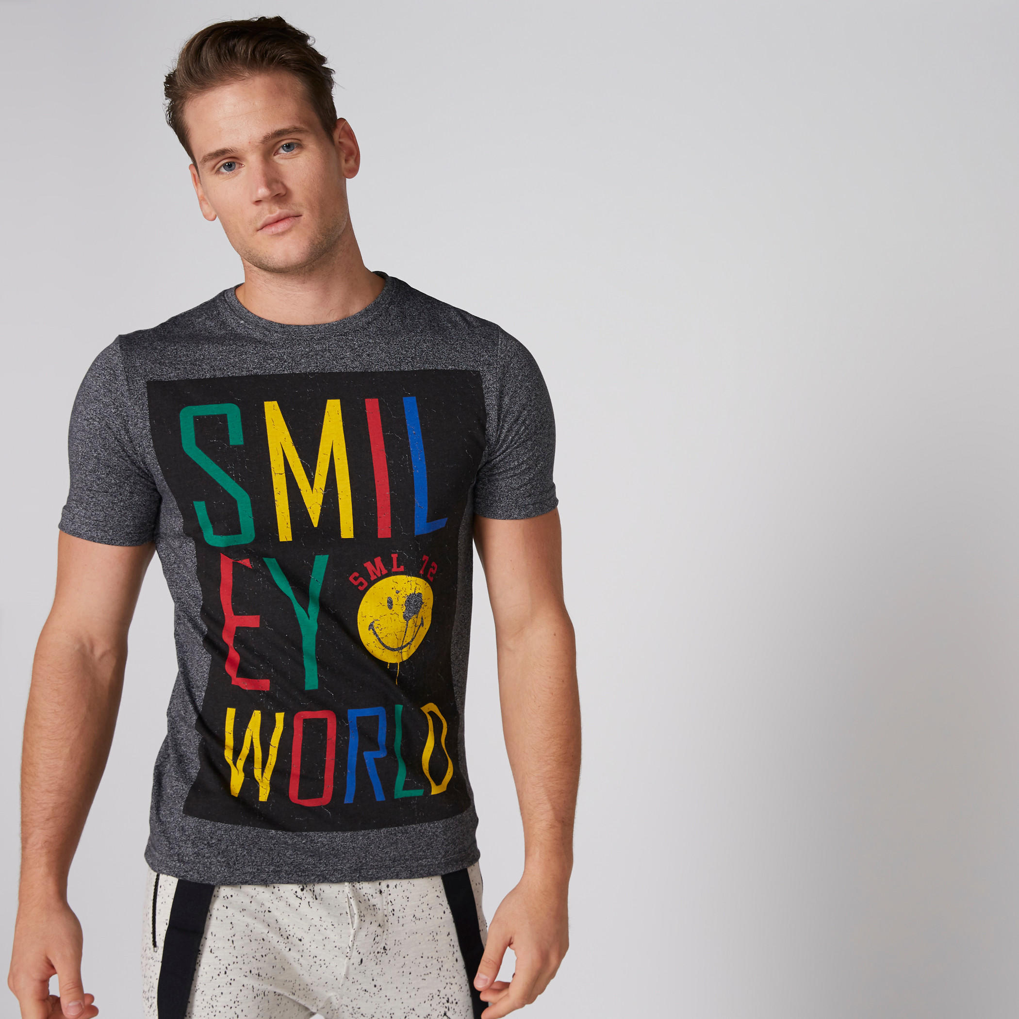 تيشيرت بأكمام قصيرة وياقة مستديرة وطبعات سمايلي وورلد-men-clothing-tshirtsandpolos-tshirts-image-3