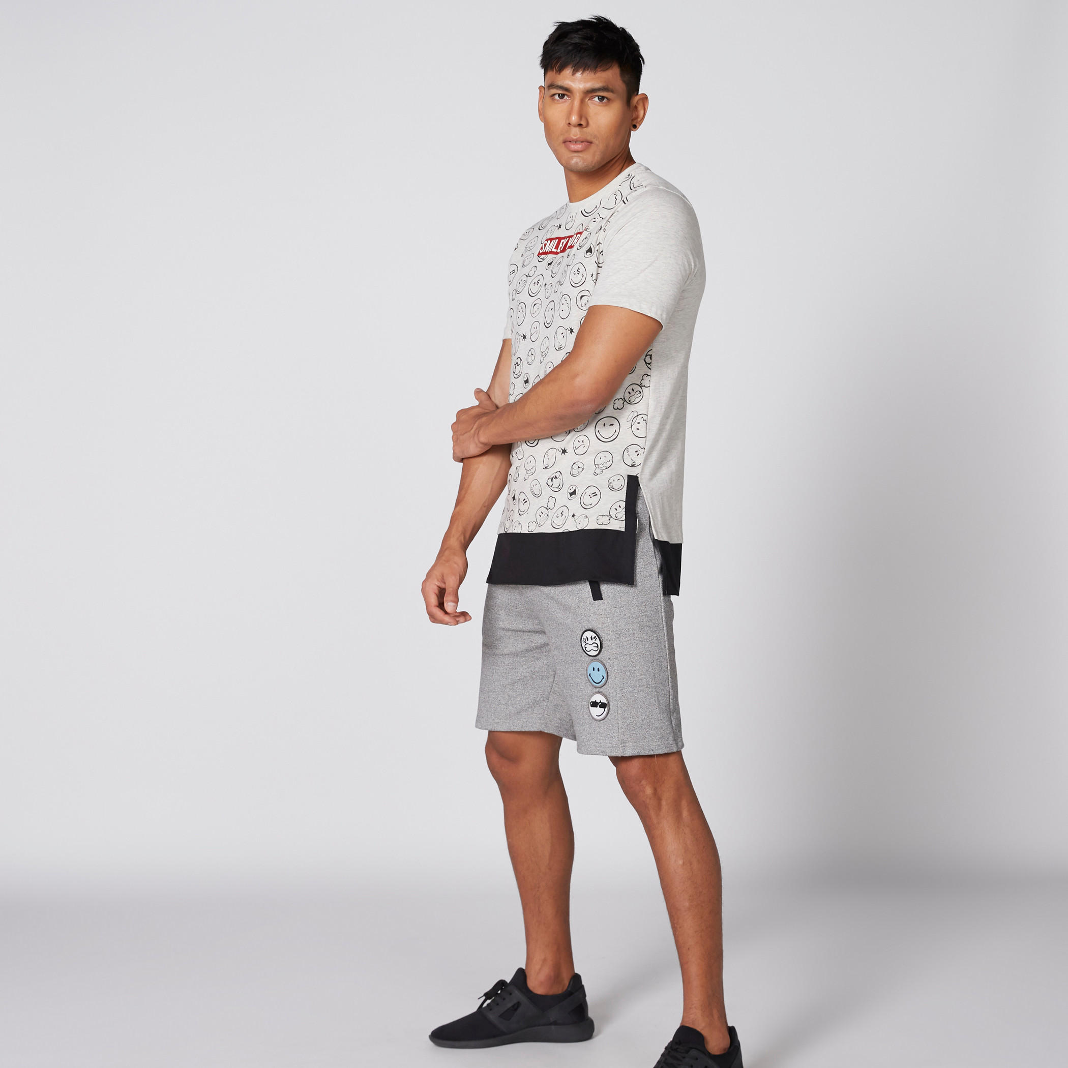 تيشيرت بياقة مستديرة وأكمام قصيرة وطبعات من سمايلي وورلد-men-clothing-tshirtsandpolos-tshirts-image-3