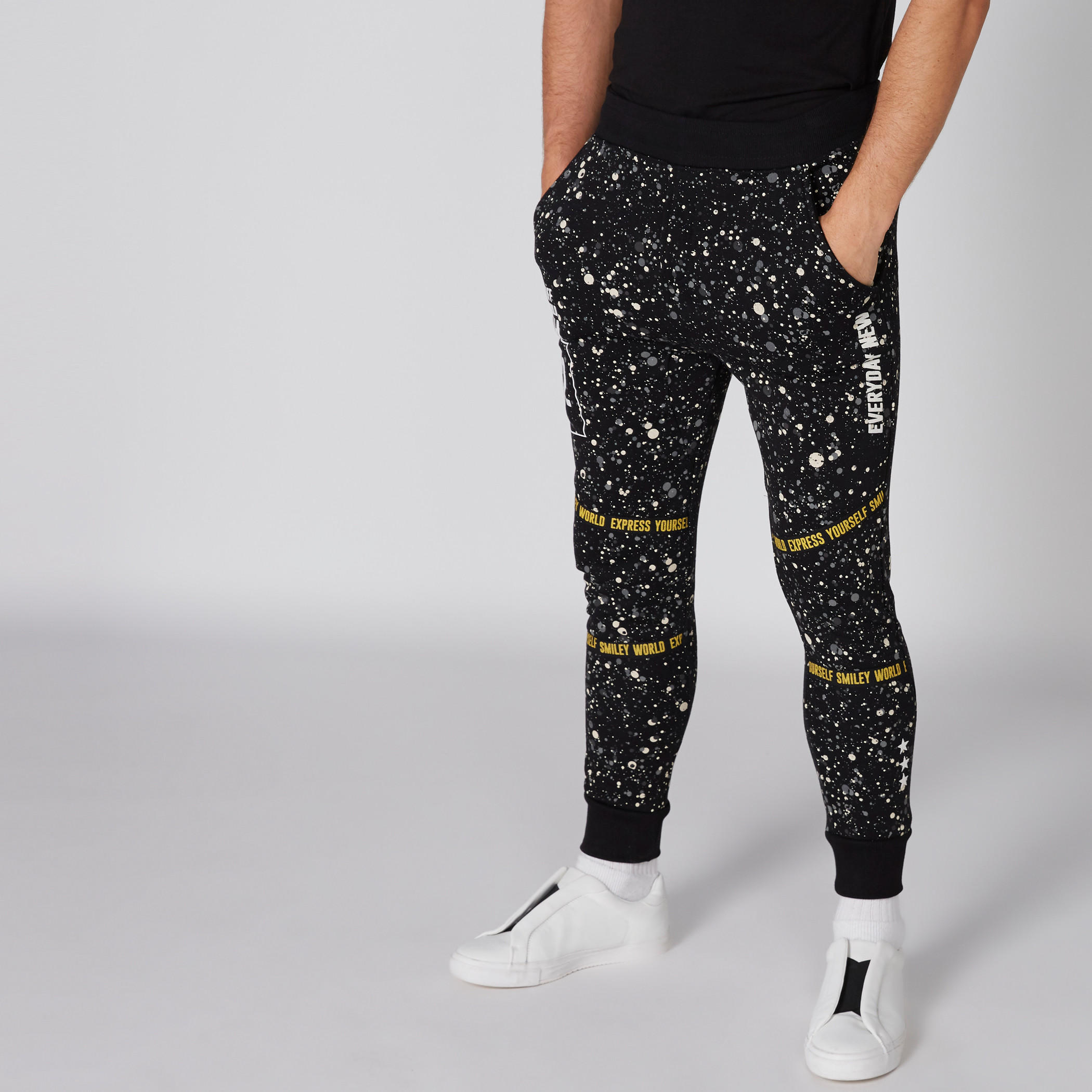 بنطال رياضي طويل بجيوب ونقش سمايلي وورلد-men-clothing-bottoms-joggers-image-1