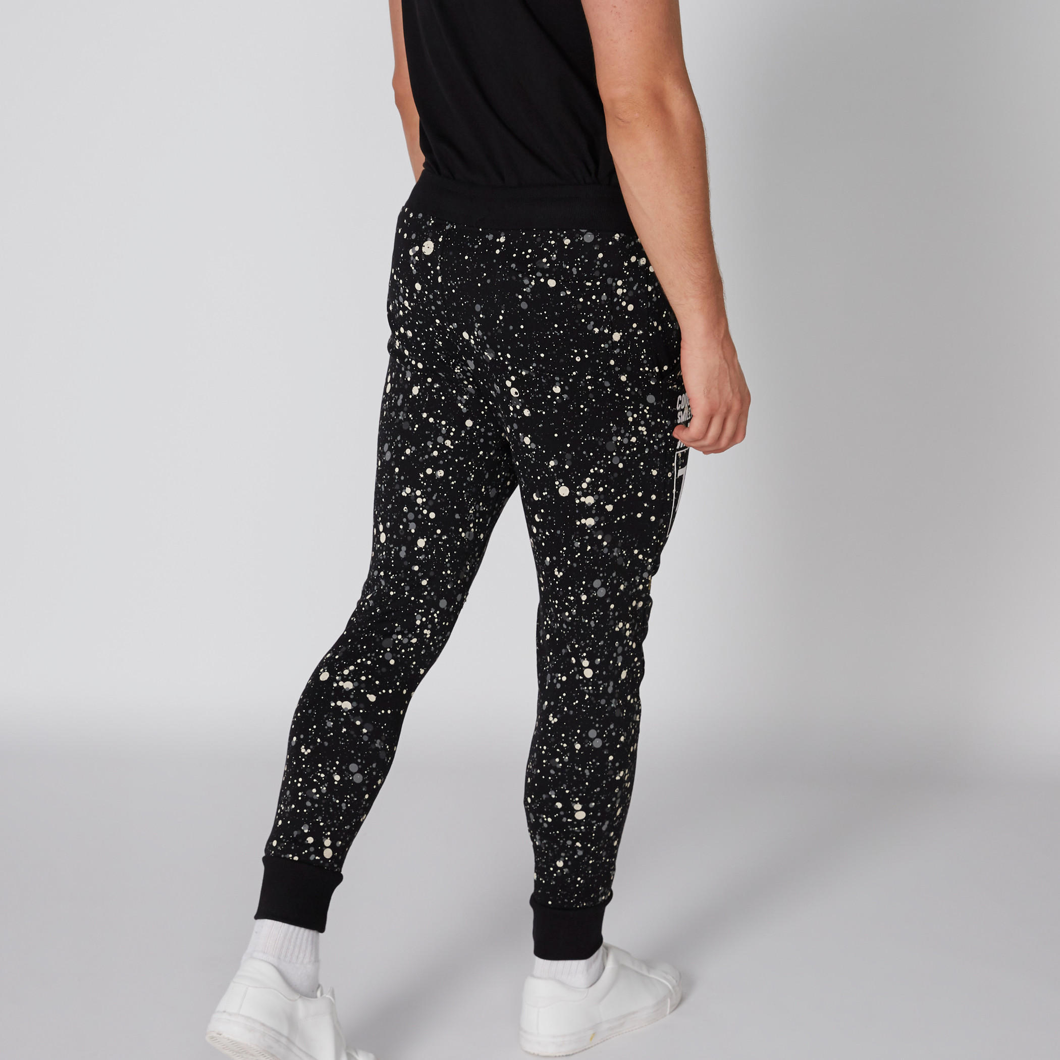 بنطال رياضي طويل بجيوب ونقش سمايلي وورلد-men-clothing-bottoms-joggers-image-2