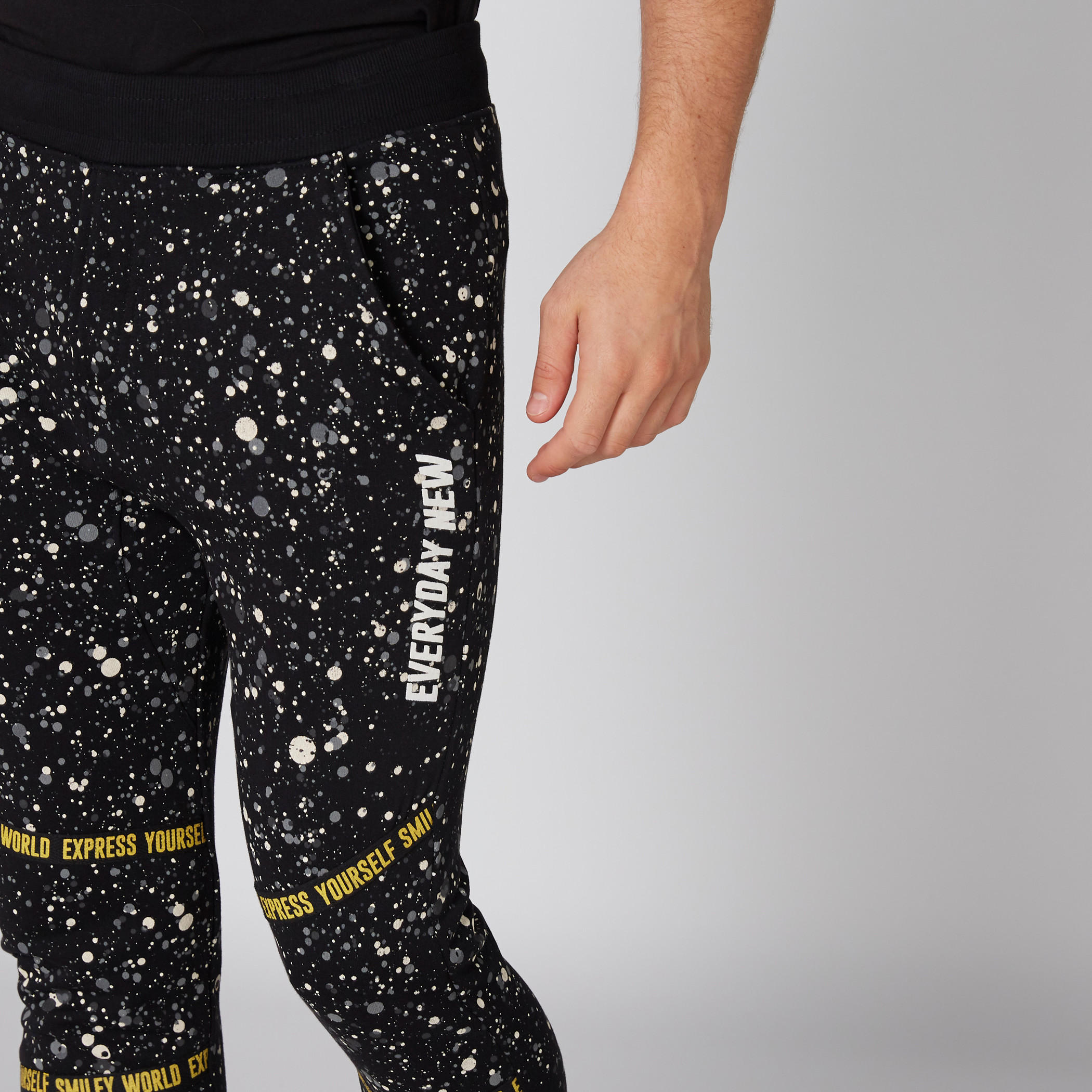 بنطال رياضي طويل بجيوب ونقش سمايلي وورلد-men-clothing-bottoms-joggers-image-4