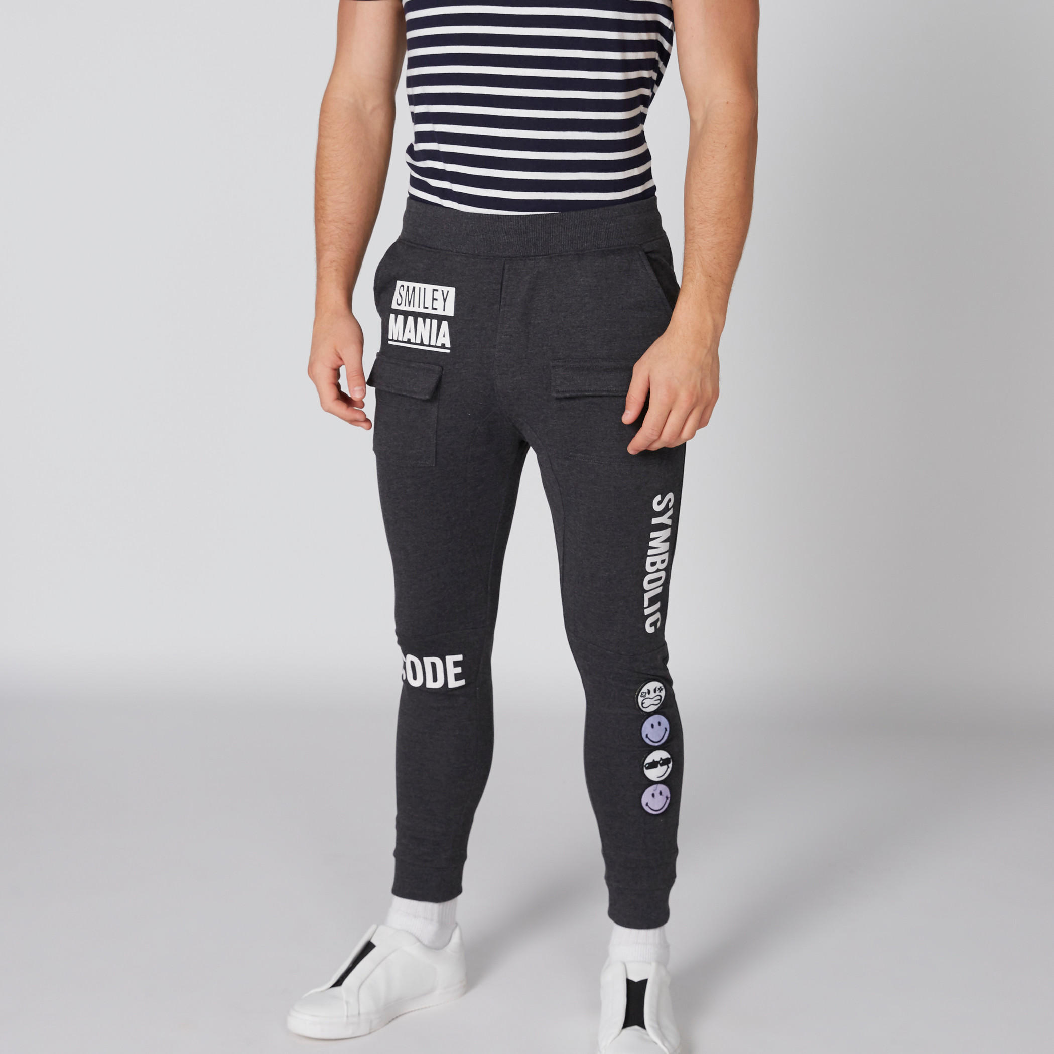 بنطال رياضي طويل بجيوب ونقش سمايلي وورلد-men-clothing-bottoms-joggers-image-3