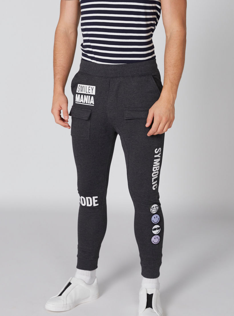 بنطال رياضي طويل بجيوب ونقش سمايلي وورلد-men-clothing-bottoms-joggers-image-3