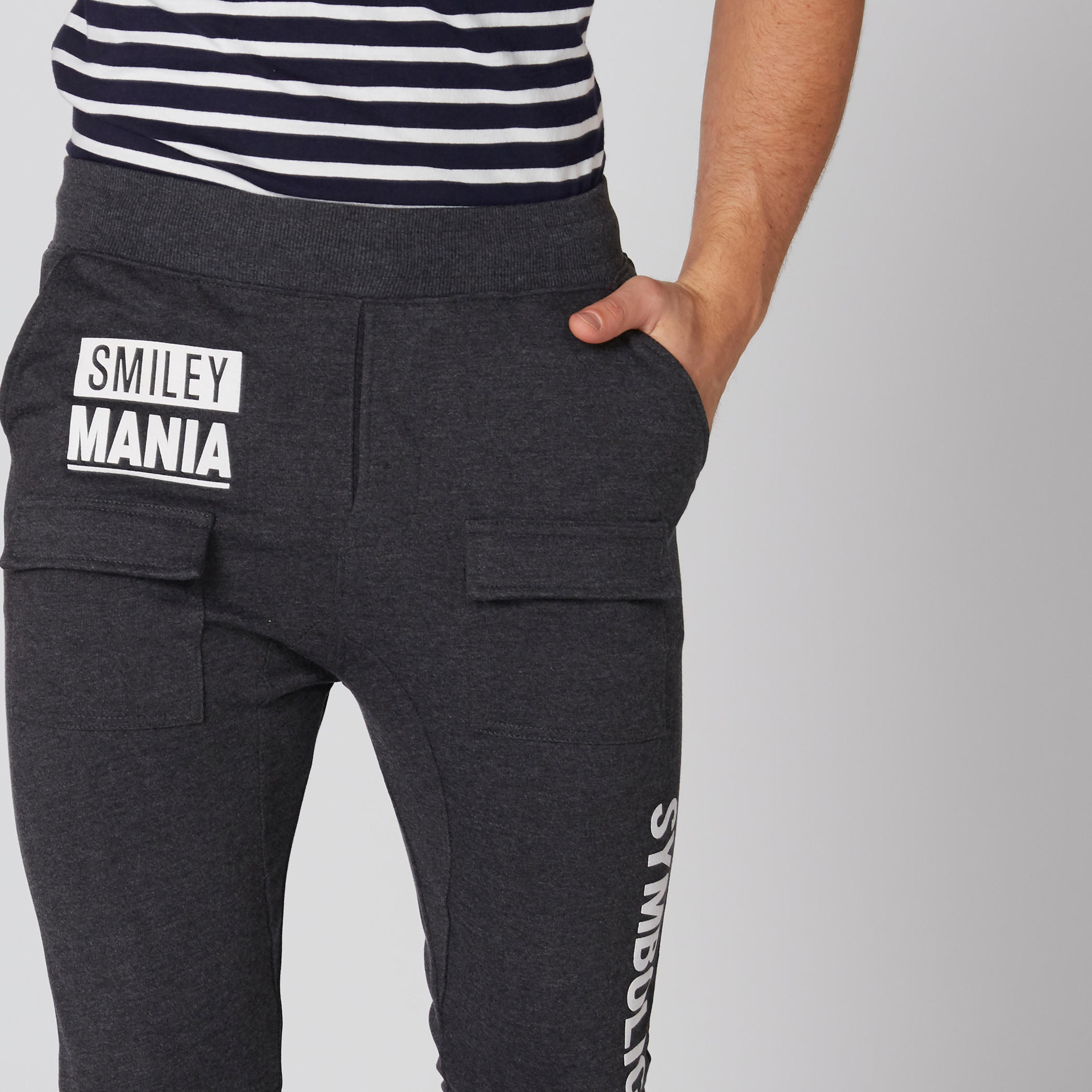 بنطال رياضي طويل بجيوب ونقش سمايلي وورلد-men-clothing-bottoms-joggers-image-4