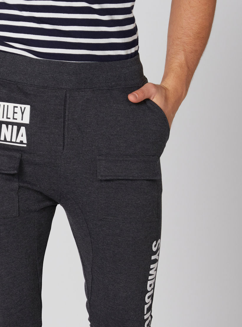 بنطال رياضي طويل بجيوب ونقش سمايلي وورلد-men-clothing-bottoms-joggers-image-4