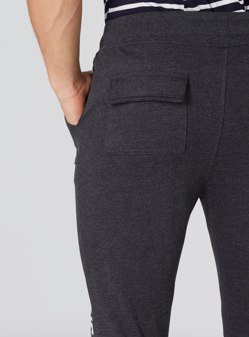 بنطال رياضي طويل بجيوب ونقش سمايلي وورلد-men-clothing-bottoms-joggers-image-5