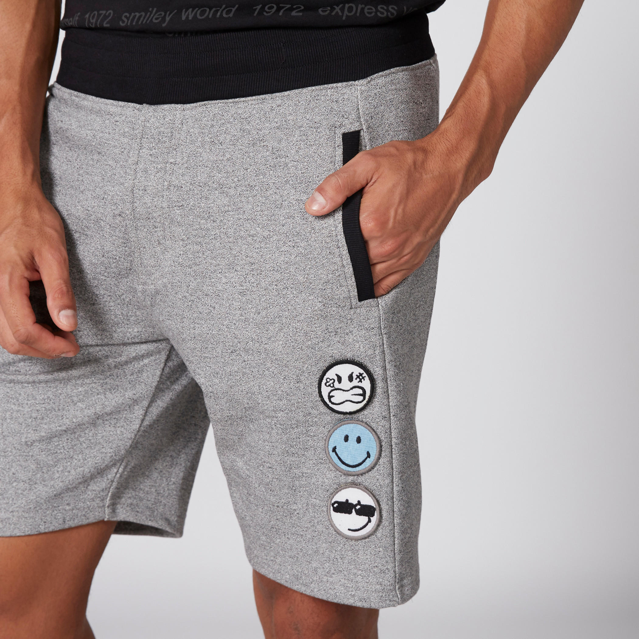 بنطال بجيوب وطبعات من سمايلي وورلد-men-clothing-bottoms-shorts-image-4