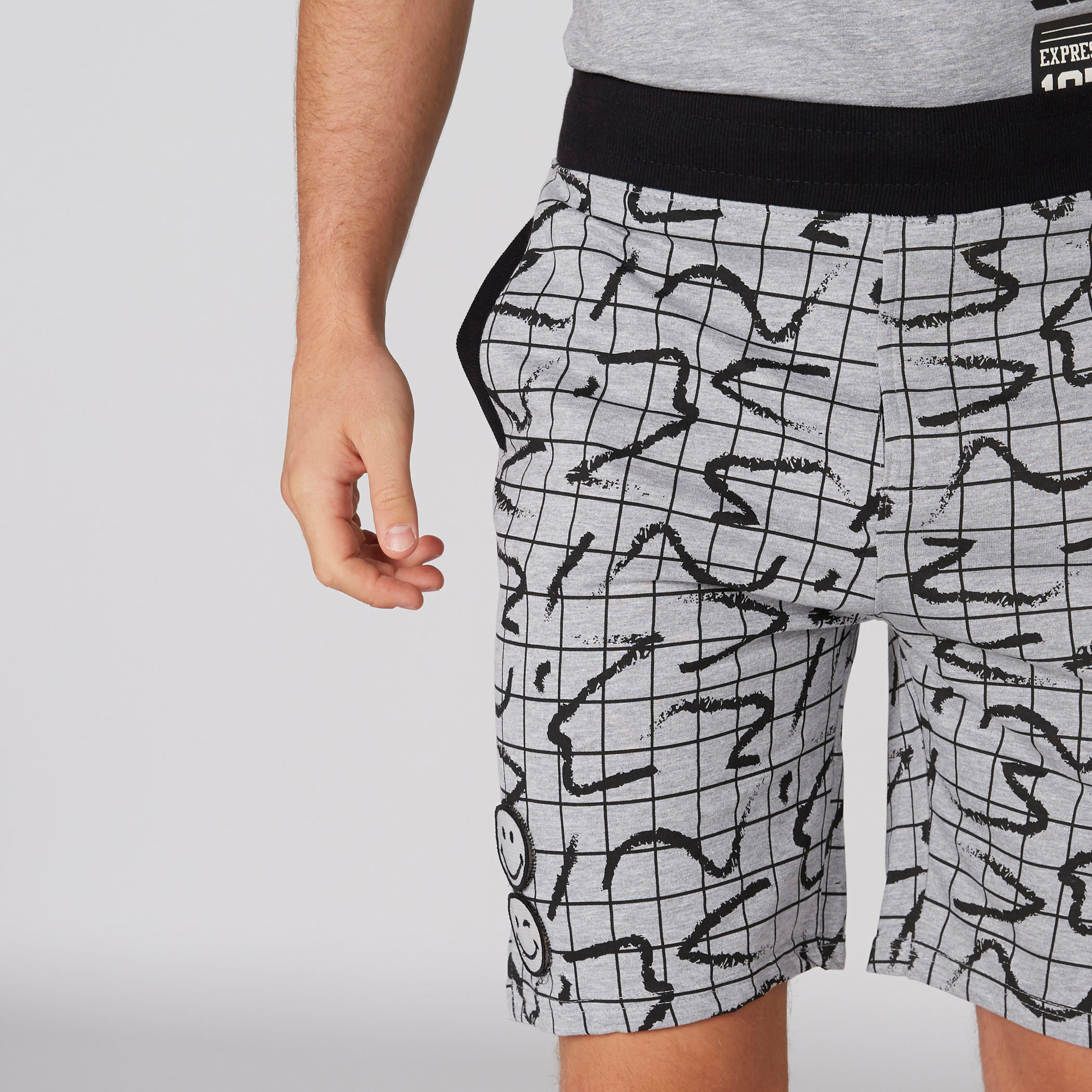 شورت بطبعات سمايلي وورلد بخصر مطاطي-men-clothing-bottoms-shorts-image-4