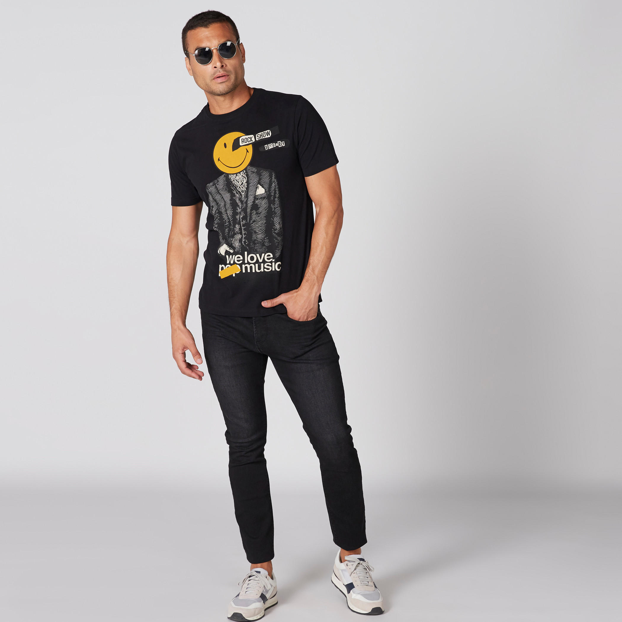 تيشيرت بياقة ضيّقة وأكمام قصيرة وطبعات سمايلي وورلد-men-clothing-tshirtsandpolos-tshirts-image-1