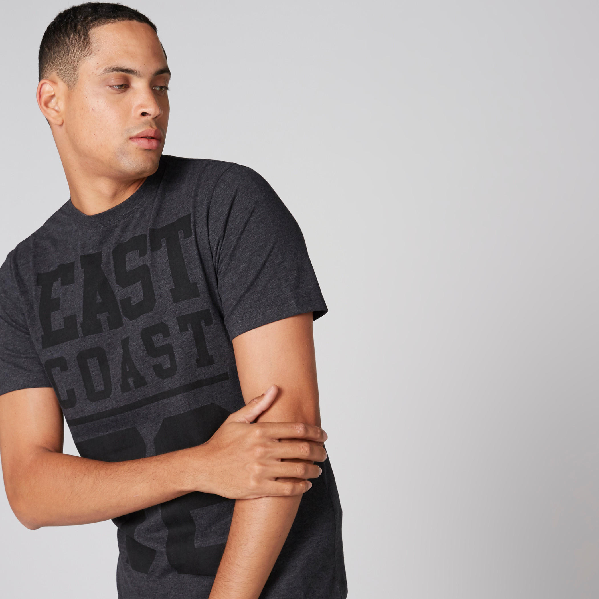 تيشيرت بياقة ضيّقة وطبعات سمايلي وورلد-men-clothing-tshirtsandpolos-tshirts-image-1