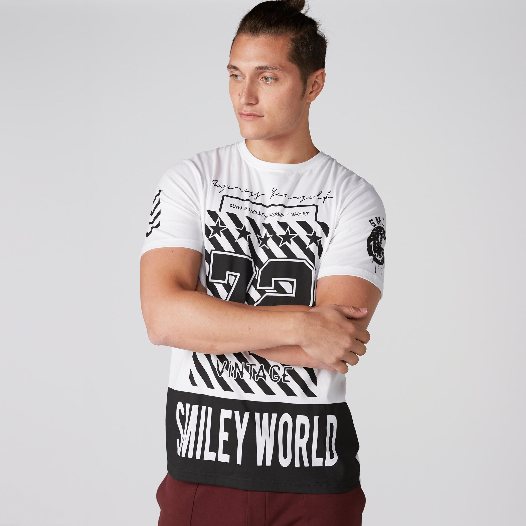 تيشيرت بياقة ضيّقة وأكمام قصيرة وطبعات سمايلي وورلد-men-clothing-tshirtsandpolos-tshirts-image-1