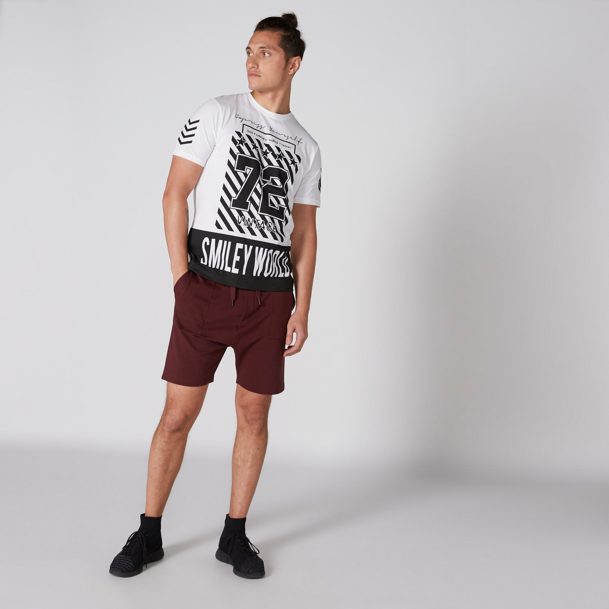 تيشيرت بياقة ضيّقة وأكمام قصيرة وطبعات سمايلي وورلد-men-clothing-tshirtsandpolos-tshirts-image-3