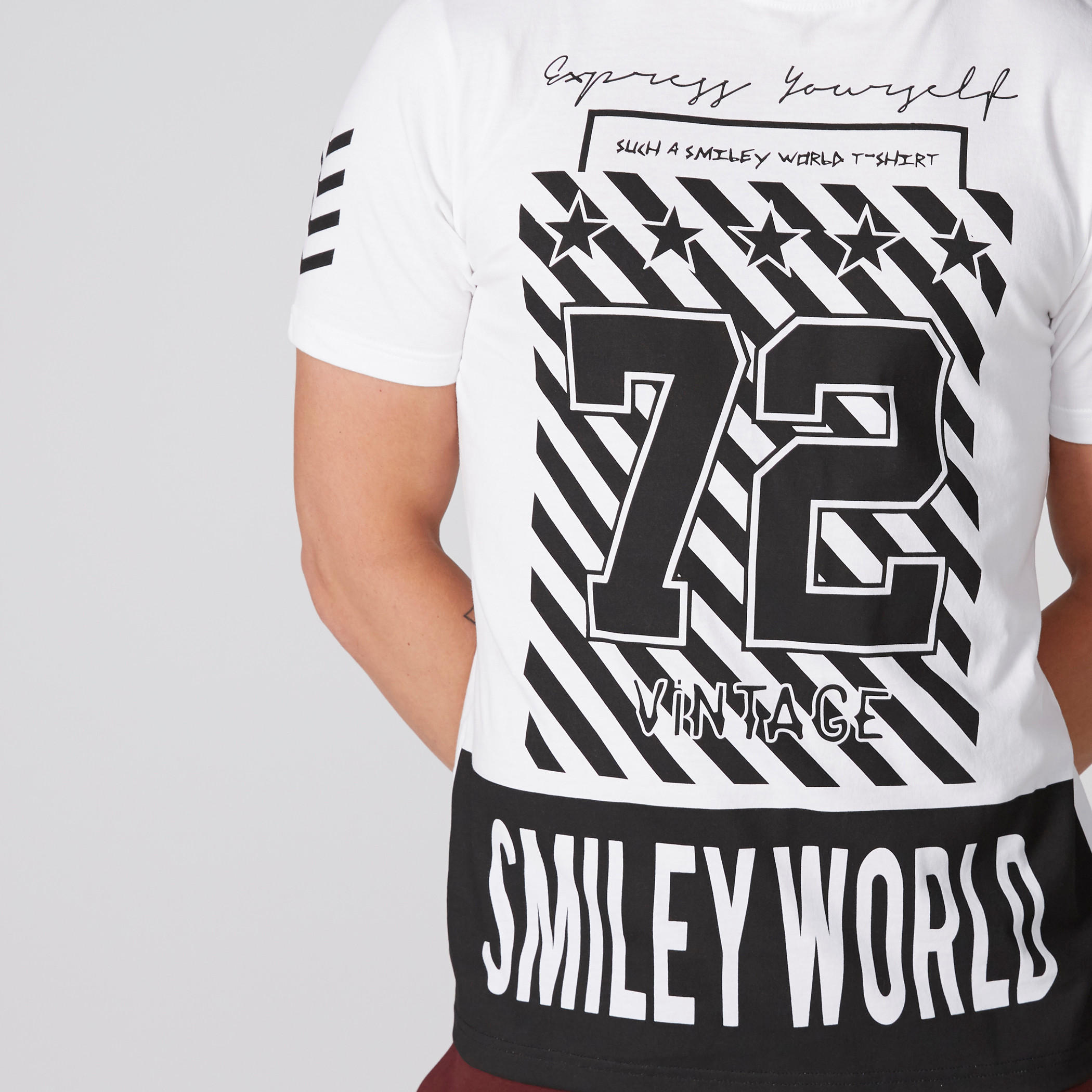 تيشيرت بياقة ضيّقة وأكمام قصيرة وطبعات سمايلي وورلد-men-clothing-tshirtsandpolos-tshirts-image-4
