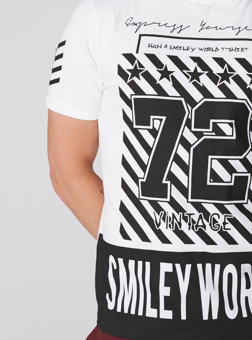 تيشيرت بياقة ضيّقة وأكمام قصيرة وطبعات سمايلي وورلد-men-clothing-tshirtsandpolos-tshirts-image-4