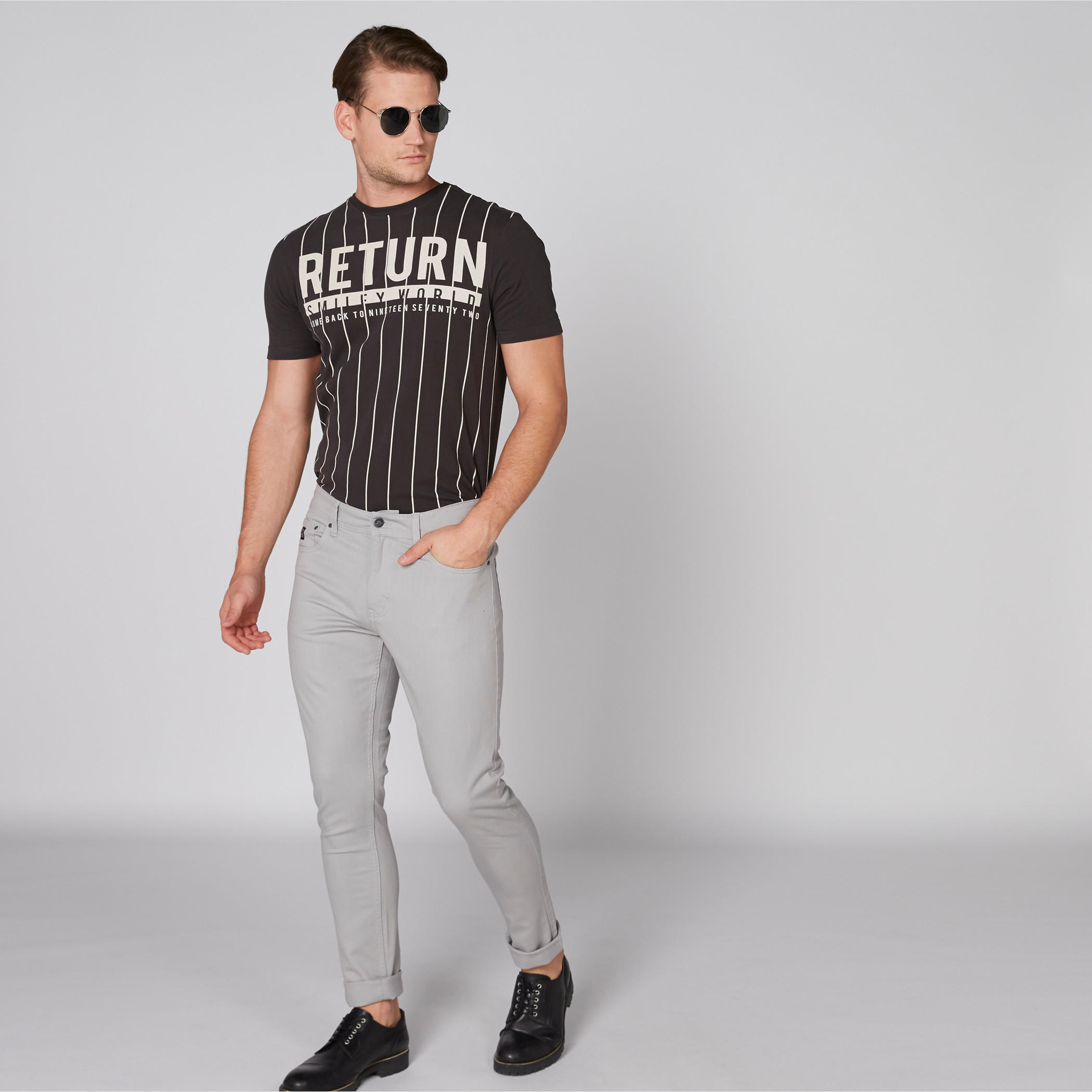 تيشيرت بأكمام قصيرة وياقة مستديرة وطبعات سمايلي وورلد-men-clothing-tshirtsandpolos-tshirts-image-1