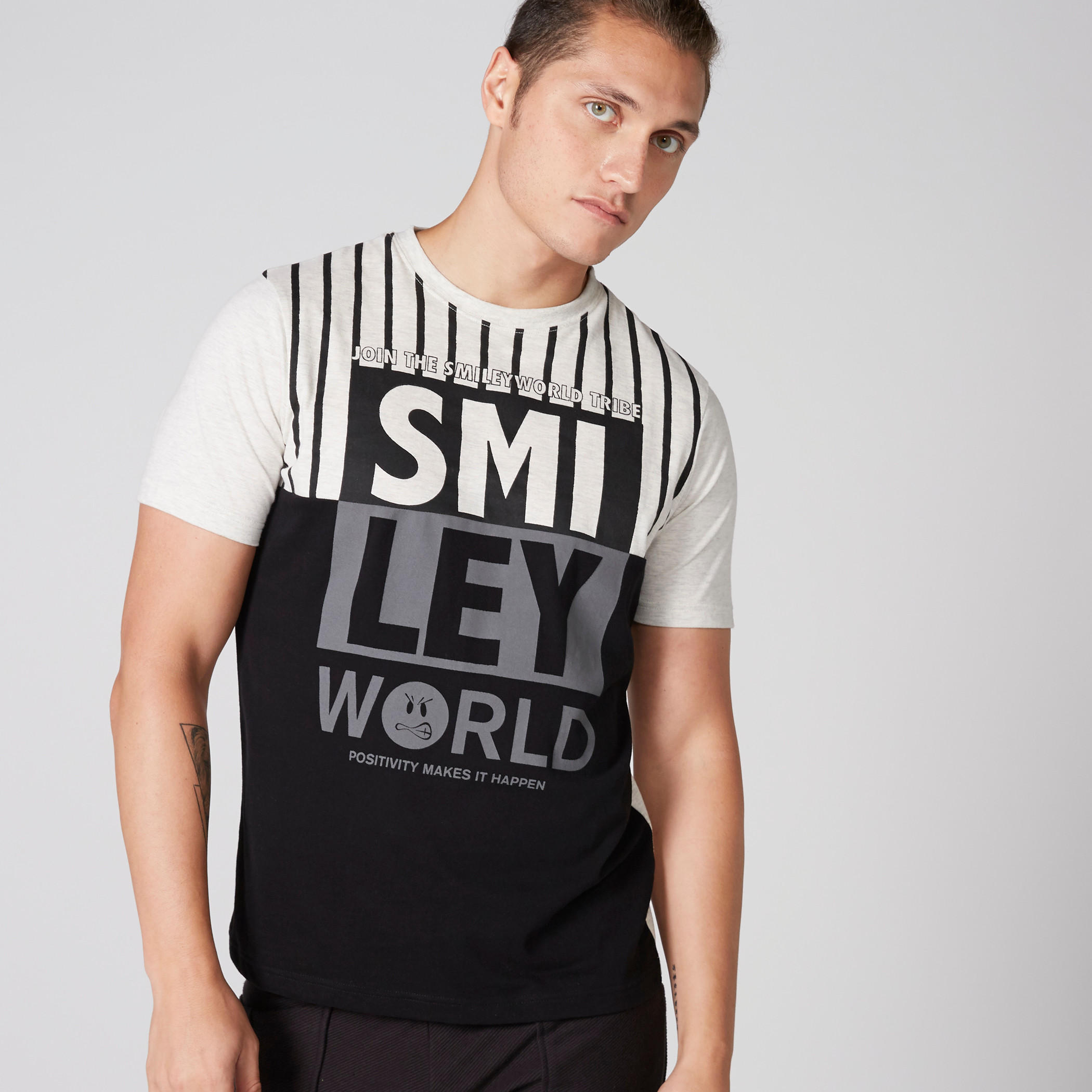 تيشيرت بياقة ضيّقة وأكمام قصيرة وطبعات سمايلي وورلد-men-clothing-tshirtsandpolos-tshirts-image-3