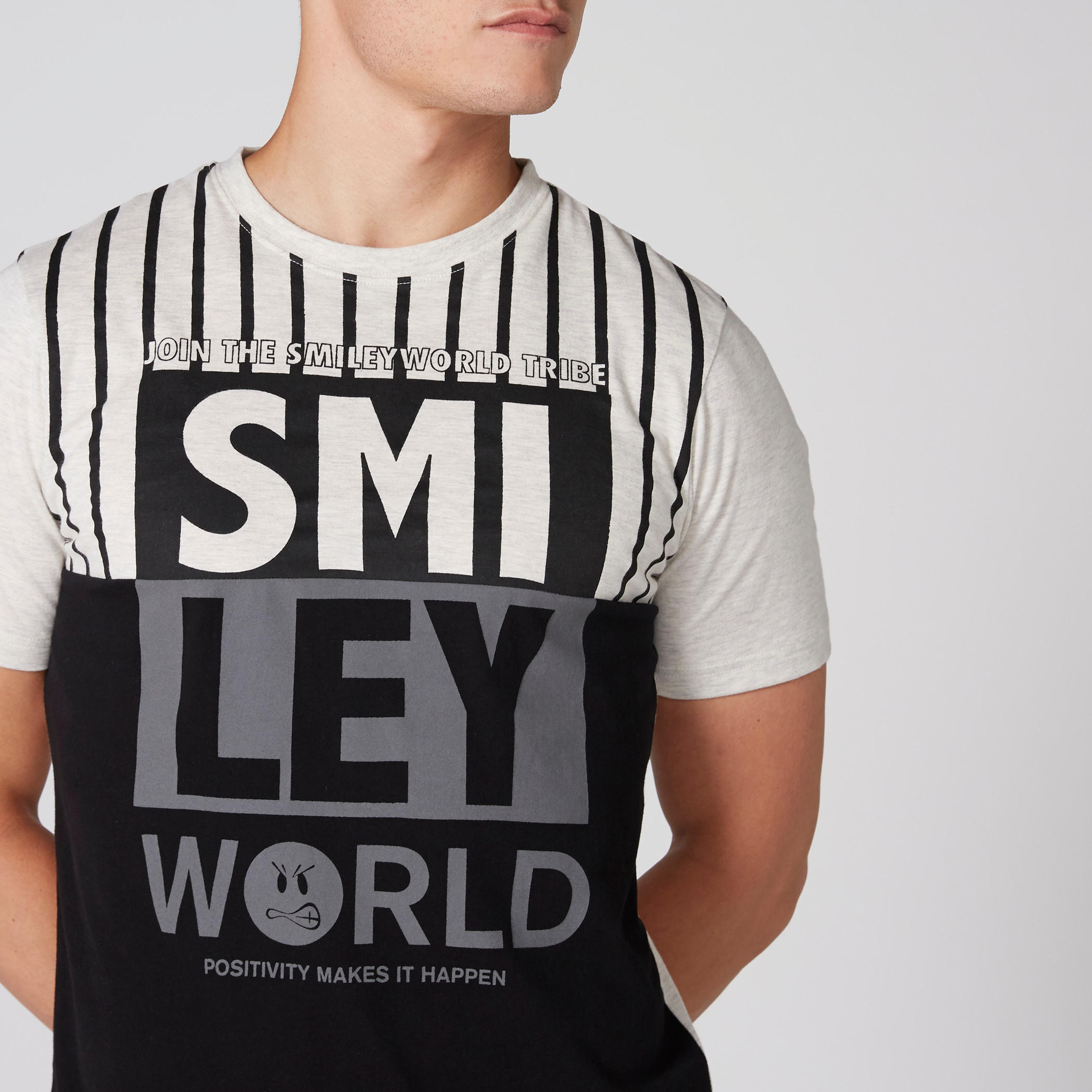 تيشيرت بياقة ضيّقة وأكمام قصيرة وطبعات سمايلي وورلد-men-clothing-tshirtsandpolos-tshirts-image-4
