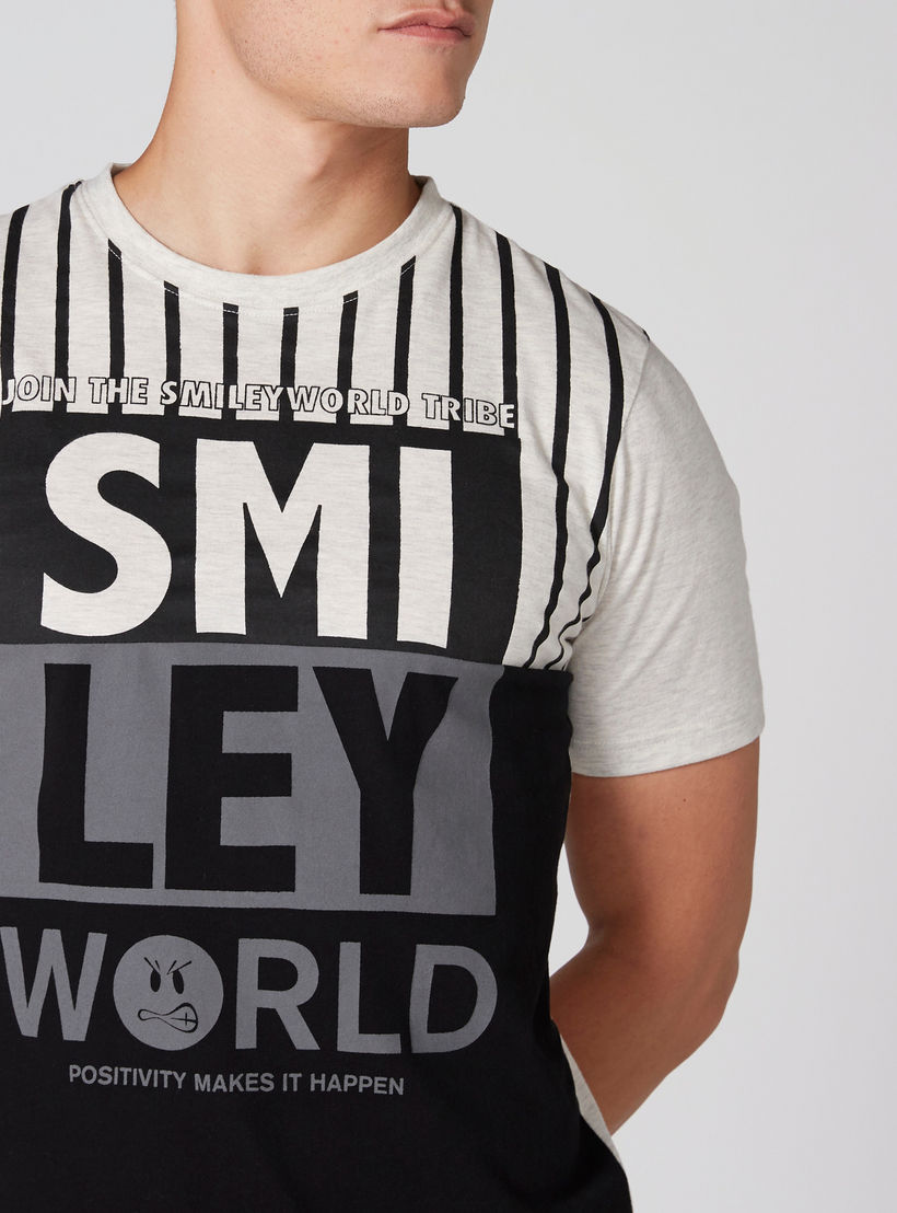 تيشيرت بياقة ضيّقة وأكمام قصيرة وطبعات سمايلي وورلد-men-clothing-tshirtsandpolos-tshirts-image-4