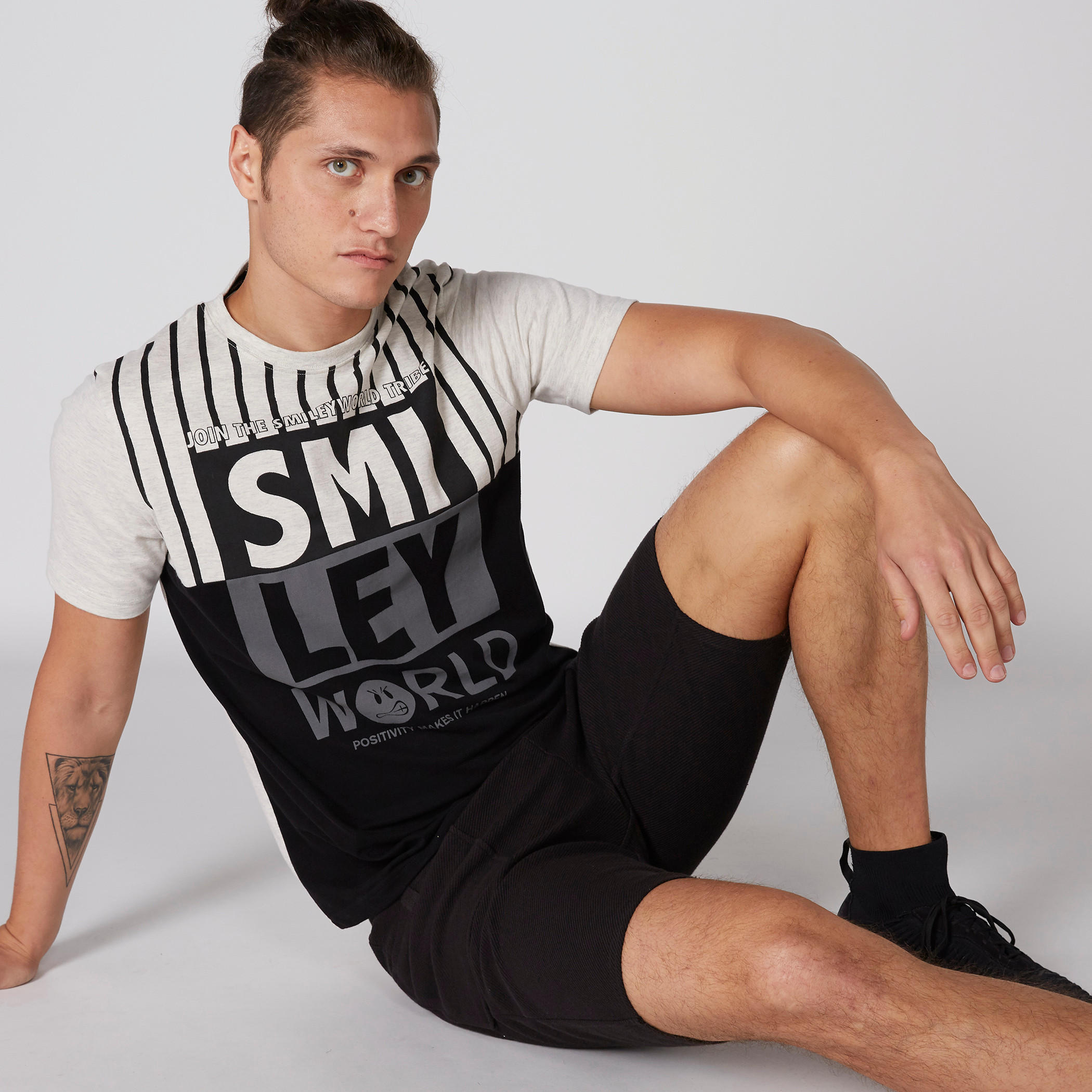 تيشيرت بياقة ضيّقة وأكمام قصيرة وطبعات سمايلي وورلد-men-clothing-tshirtsandpolos-tshirts-image-1