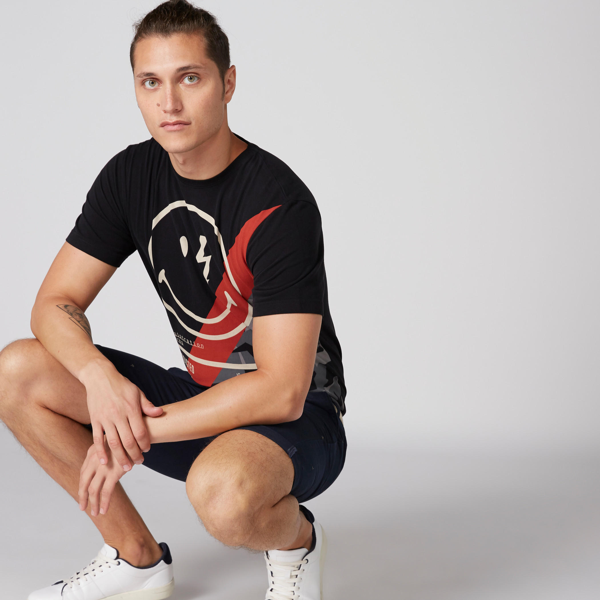 تيشيرت بياقة مستديرة وأكمام قصيرة وطبعات جرافيك سمايلي وورلد-men-clothing-tshirtsandpolos-tshirts-image-1