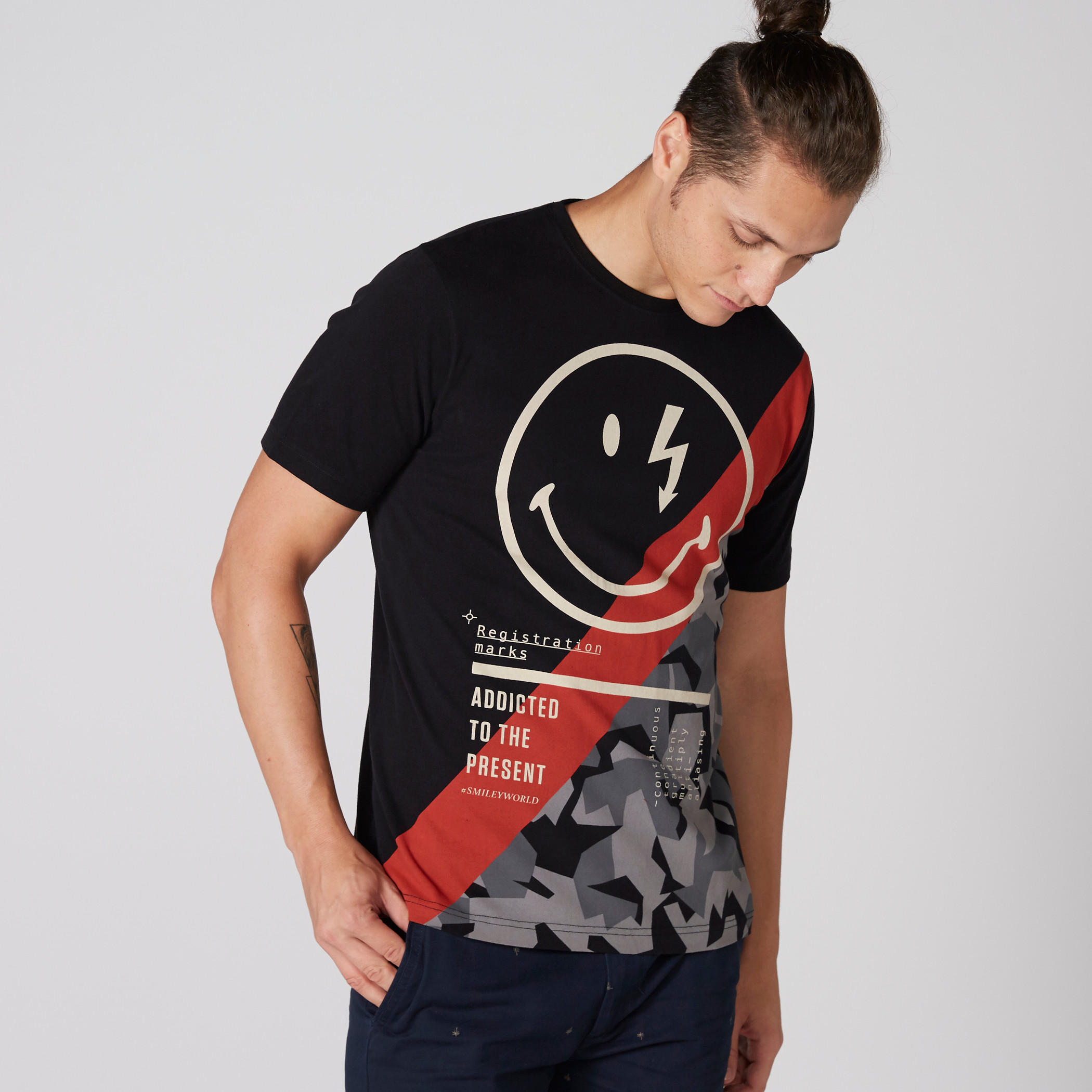تيشيرت بياقة مستديرة وأكمام قصيرة وطبعات جرافيك سمايلي وورلد-men-clothing-tshirtsandpolos-tshirts-image-3