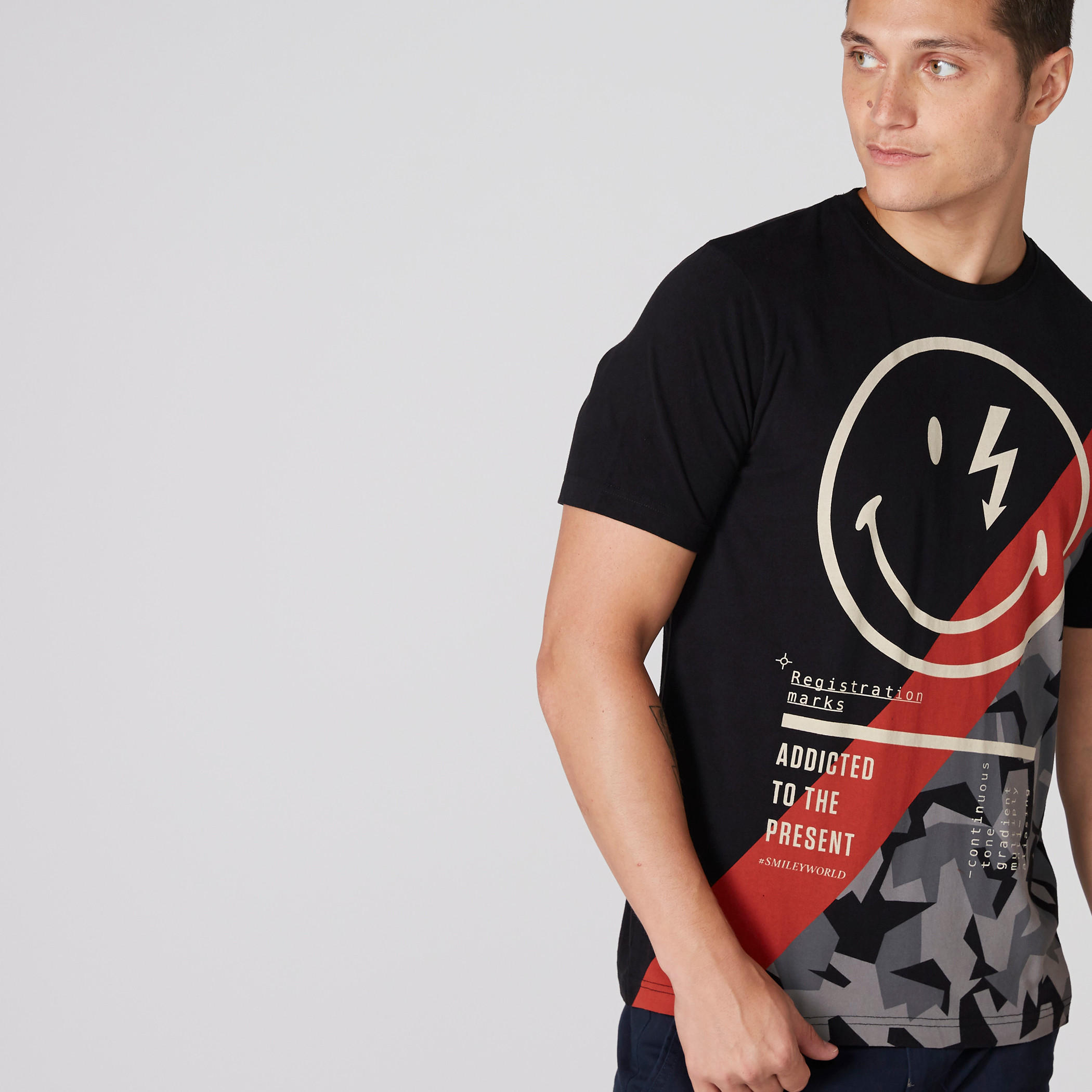 تيشيرت بياقة مستديرة وأكمام قصيرة وطبعات جرافيك سمايلي وورلد-men-clothing-tshirtsandpolos-tshirts-image-4