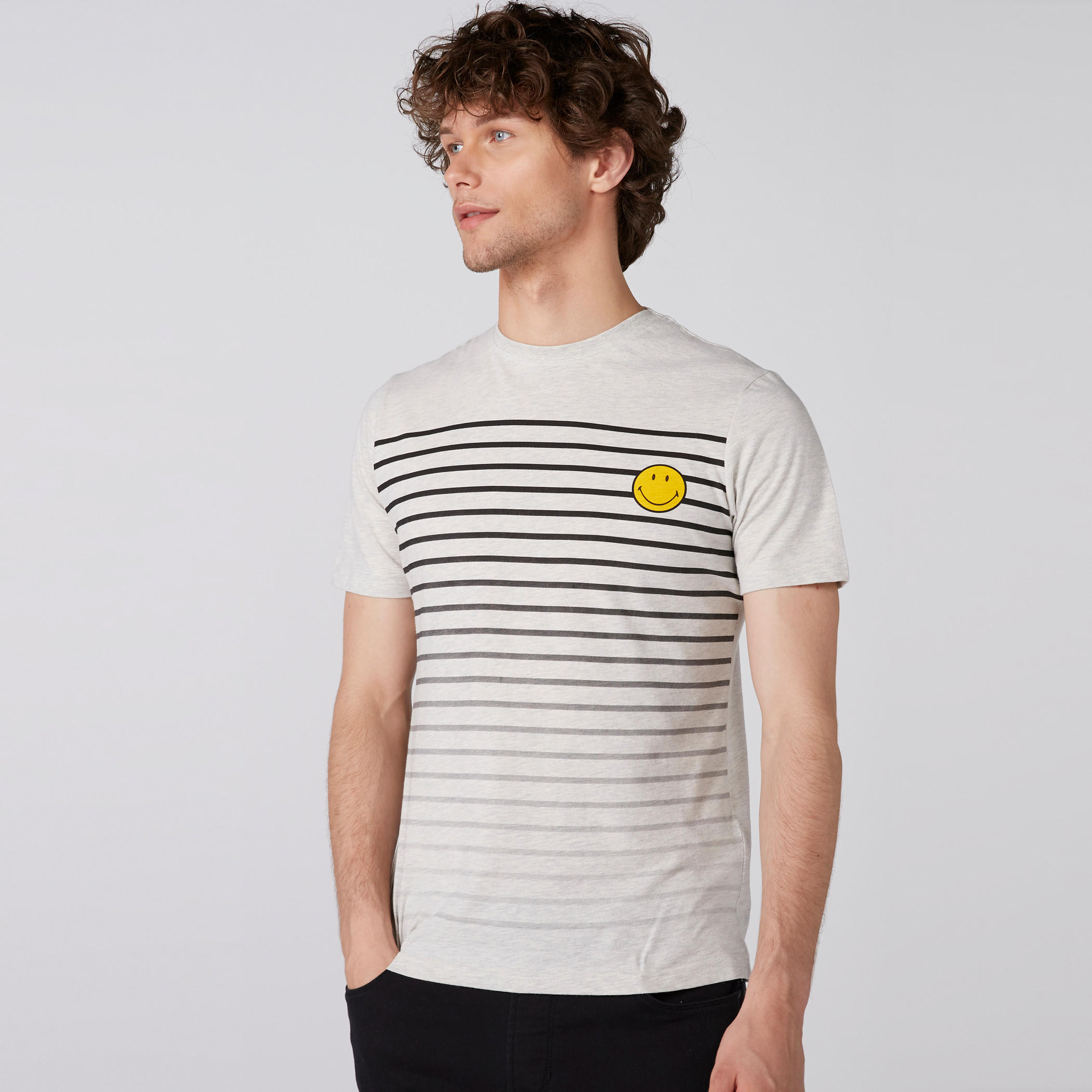 تيشيرت مقلم بياقة ضيقة وأكمام قصيرة من سمايلي وورلد-men-clothing-tshirtsandpolos-tshirts-image-5
