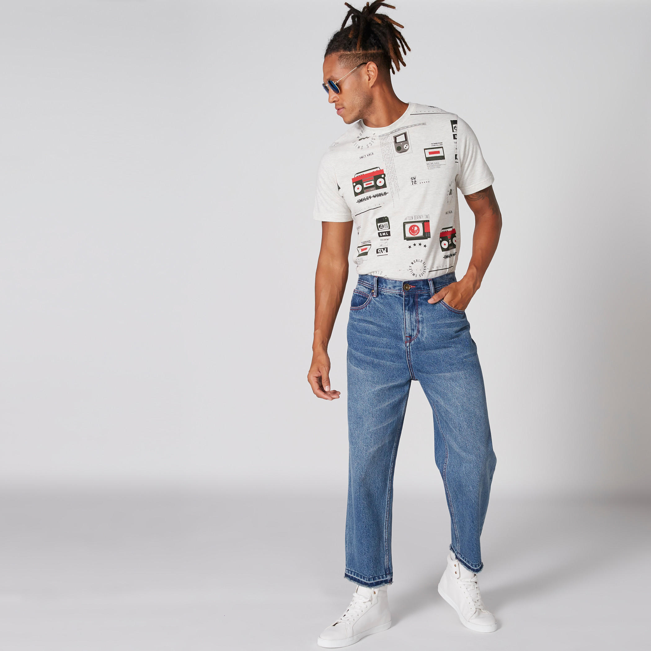 تيشيرت بياقة ضيّقة وأكمام قصيرة وطبعات سمايلي وورلد-men-clothing-tshirtsandpolos-tshirts-image-1