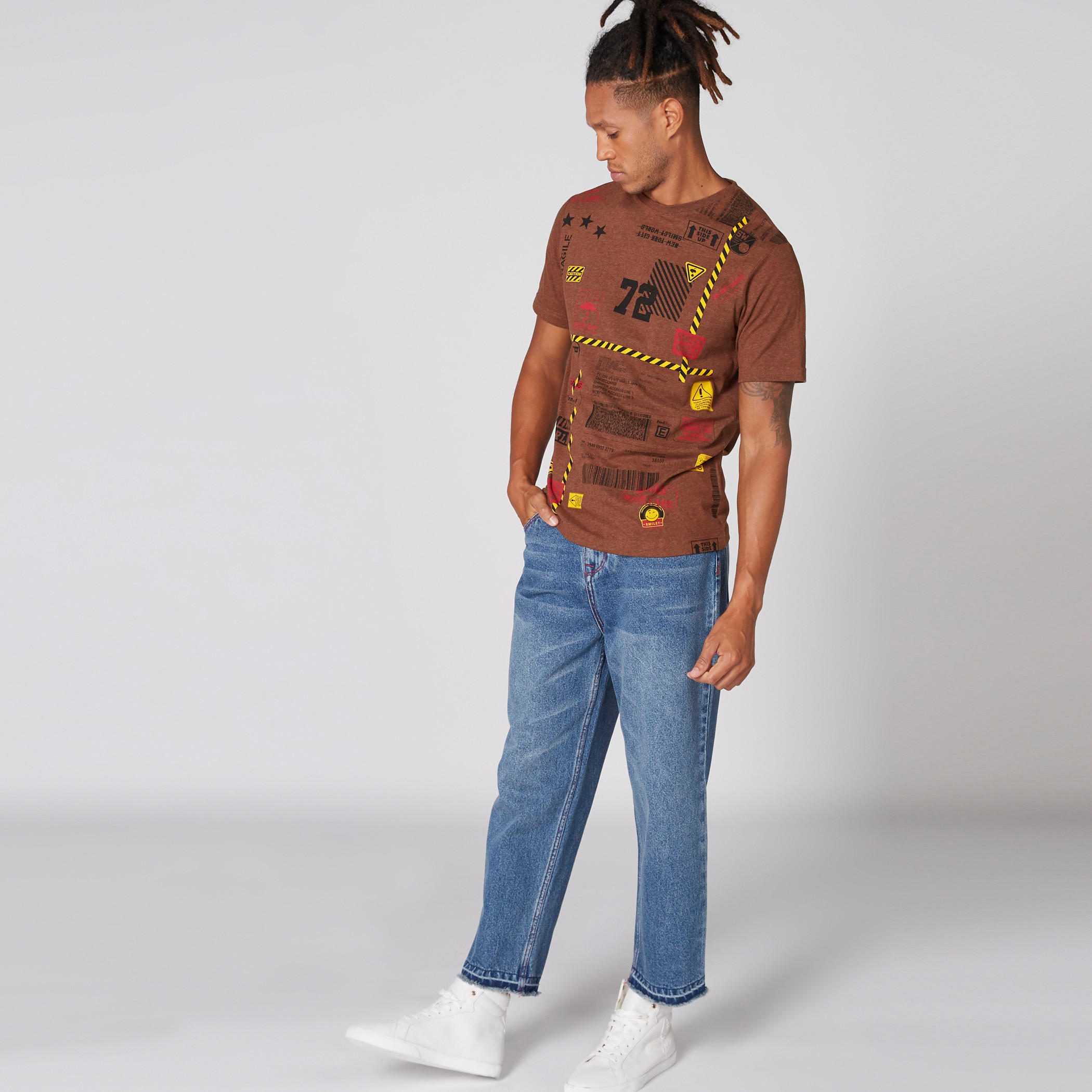 تيشيرت بياقة ضيّقة وأكمام قصيرة وطبعات سمايلي وورلد-men-clothing-tshirtsandpolos-tshirts-image-1