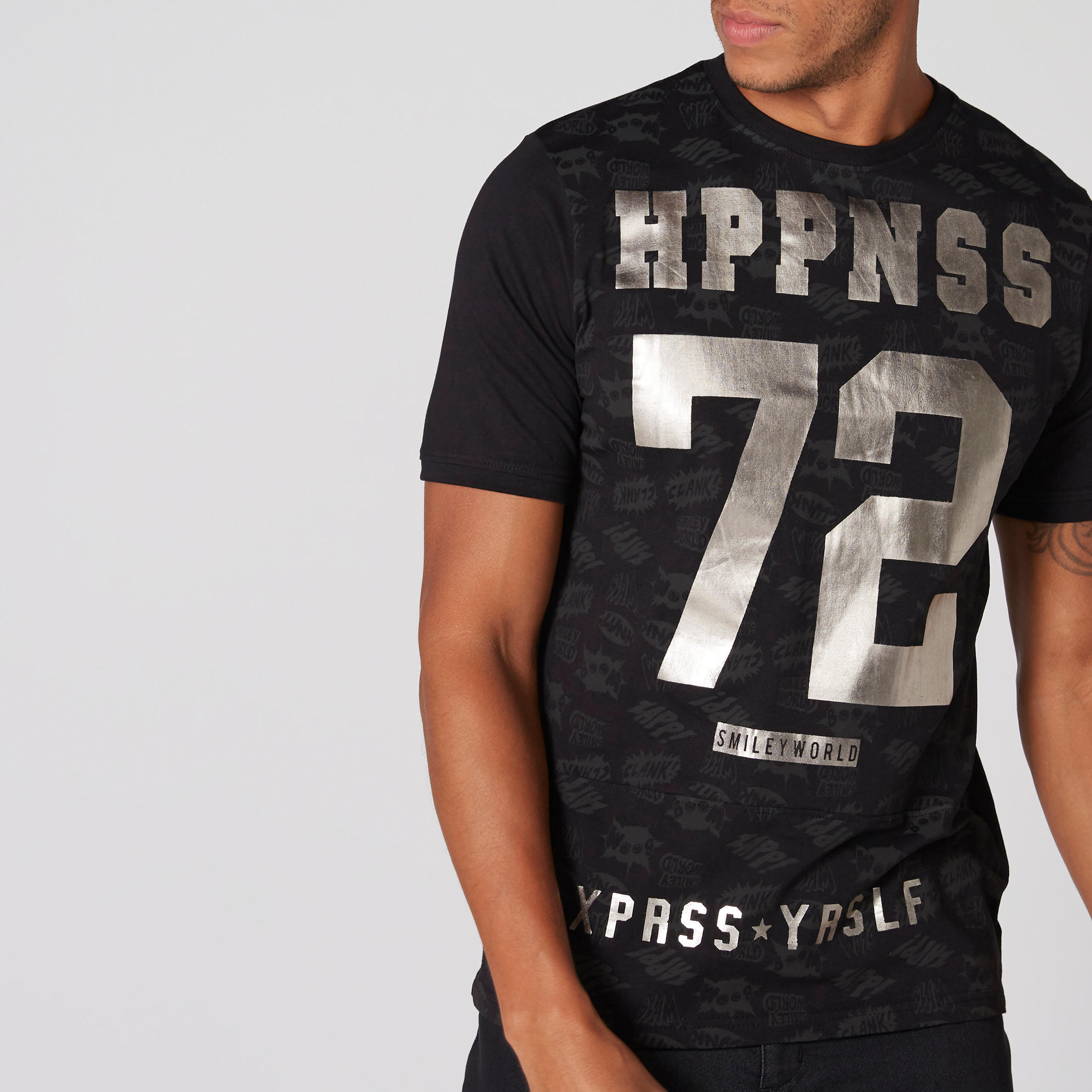 تيشيرت بياقة ضيّقة وأكمام قصيرة وطبعات سمايلي وورلد-men-clothing-tshirtsandpolos-tshirts-image-4