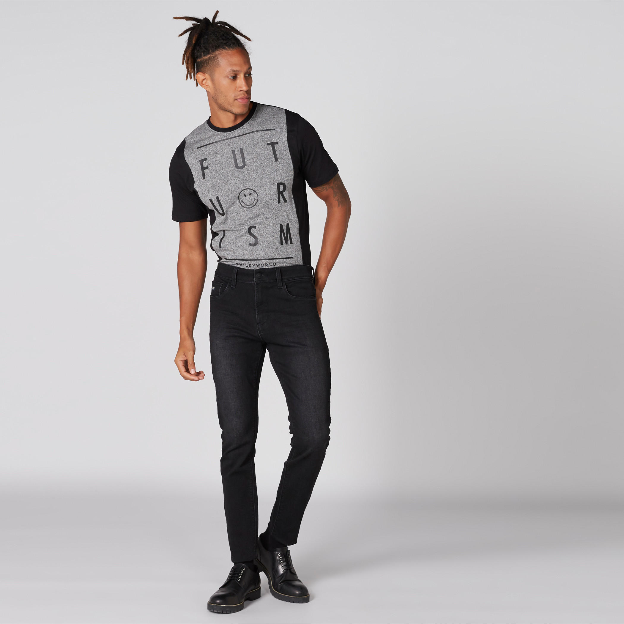 تيشيرت بياقة ضيّقة وأكمام قصيرة وطبعات سمايلي وورلد-men-clothing-tshirtsandpolos-tshirts-image-1