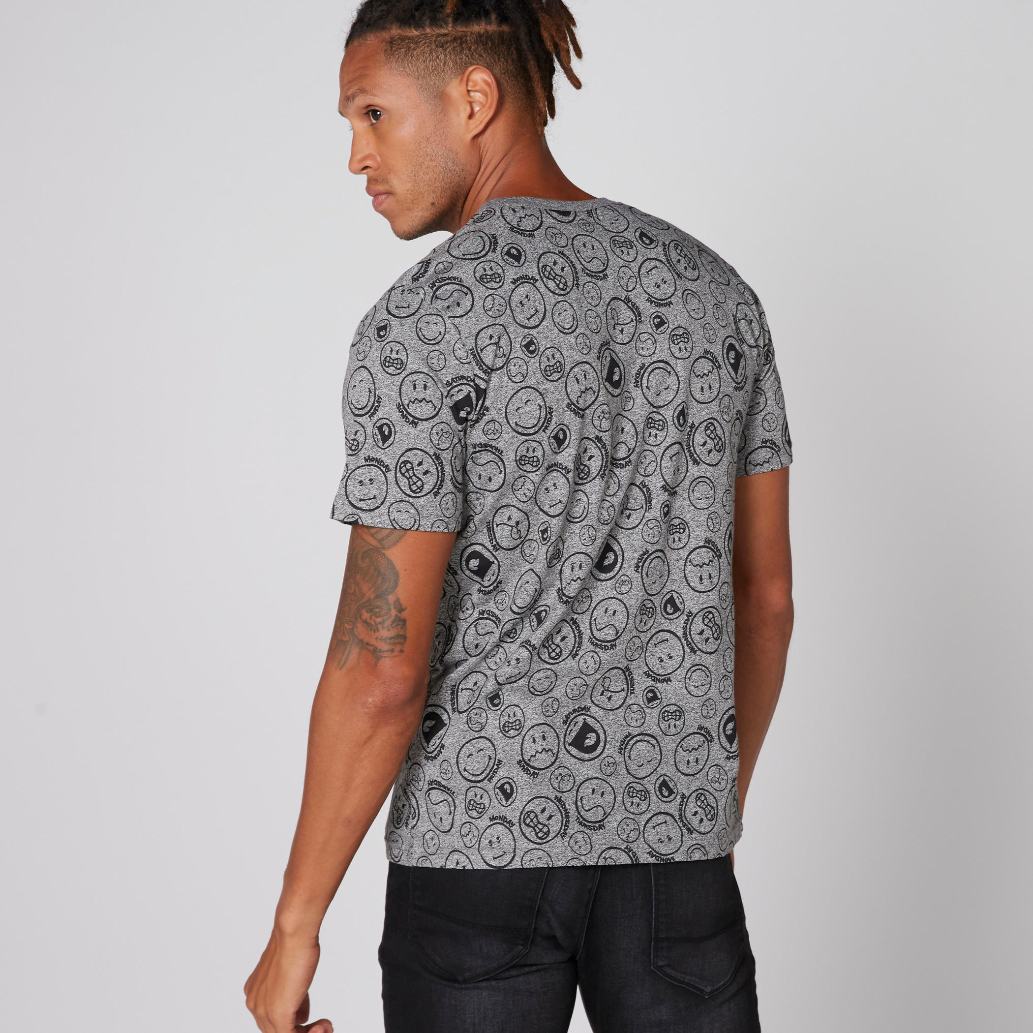 تيشيرت بنقش سمايلي وورلد المطبوع بأكمام قصيرة وياقة ضيقة-men-clothing-tshirtsandpolos-tshirts-image-2