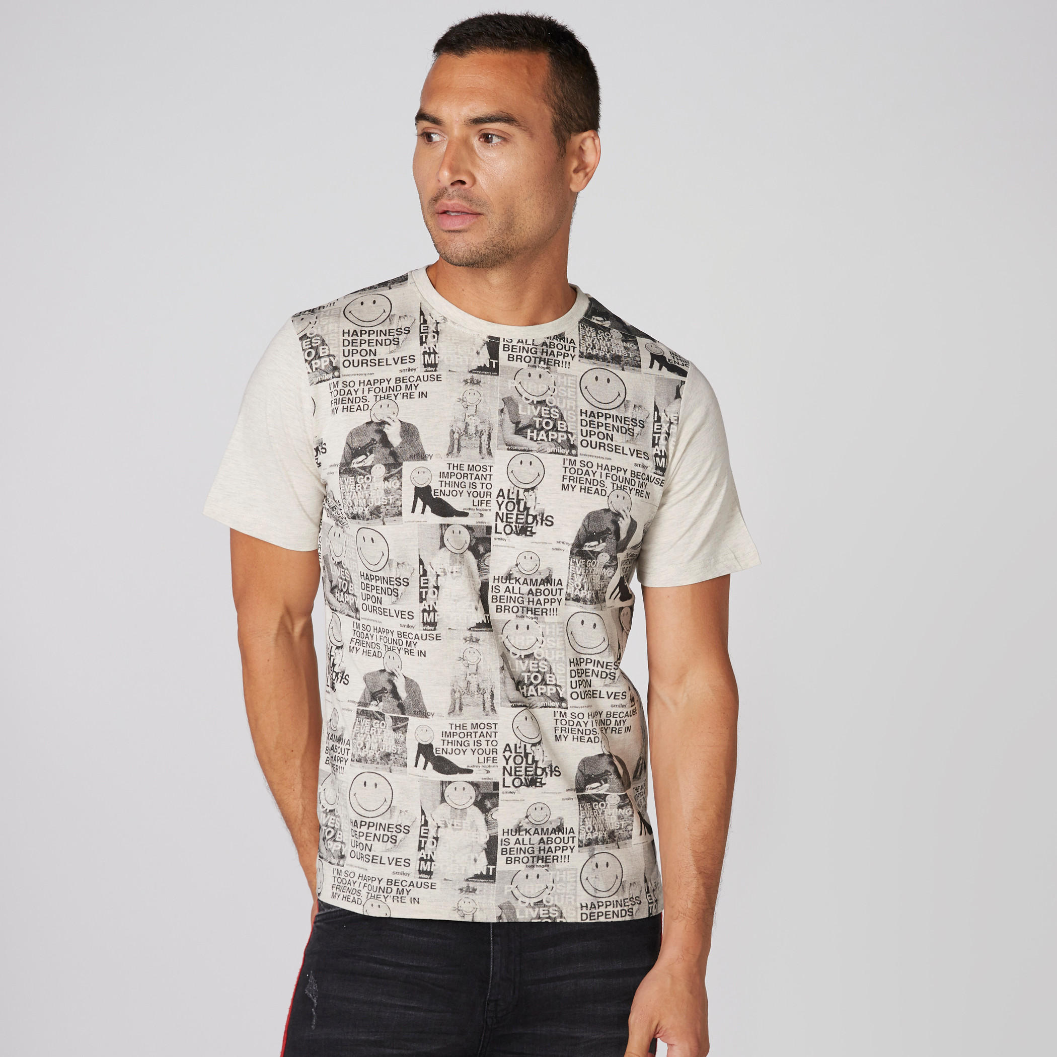 تيشيرت بياقة ضيّقة وأكمام قصيرة وطبعات سمايلي وورلد-men-clothing-tshirtsandpolos-tshirts-image-3
