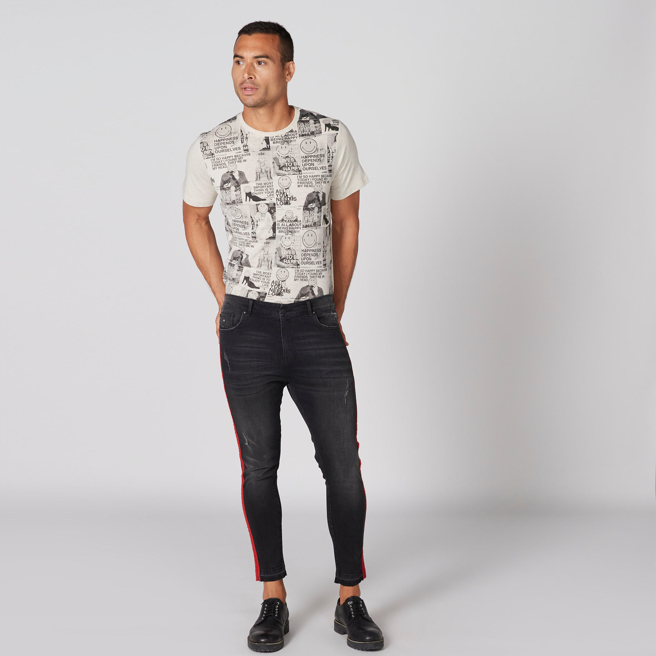 تيشيرت بياقة ضيّقة وأكمام قصيرة وطبعات سمايلي وورلد-men-clothing-tshirtsandpolos-tshirts-image-1