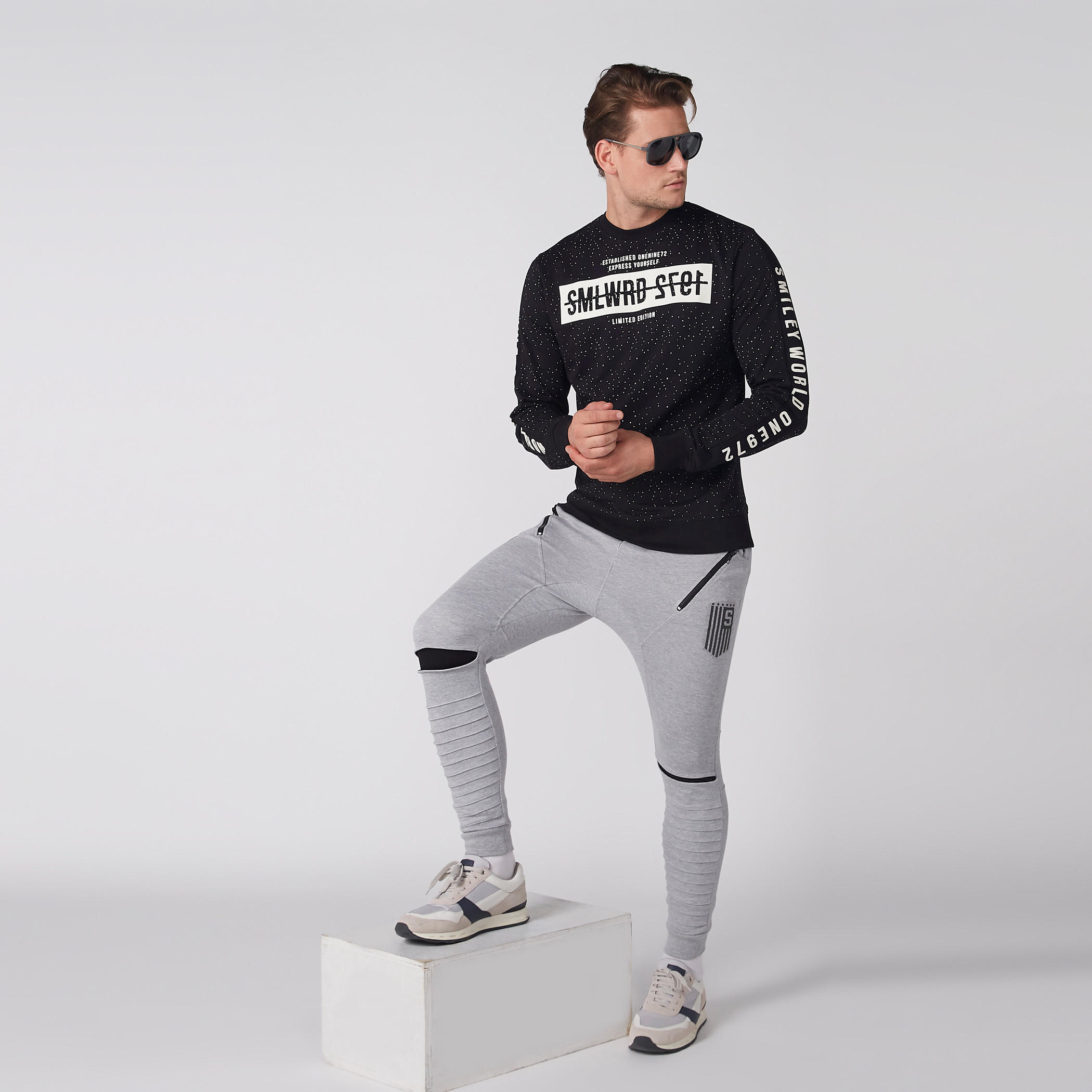 بنطال رياضي طويل بخصر مطاطي وطبعات من سمايلي وورلد-men-clothing-bottoms-joggers-image-2