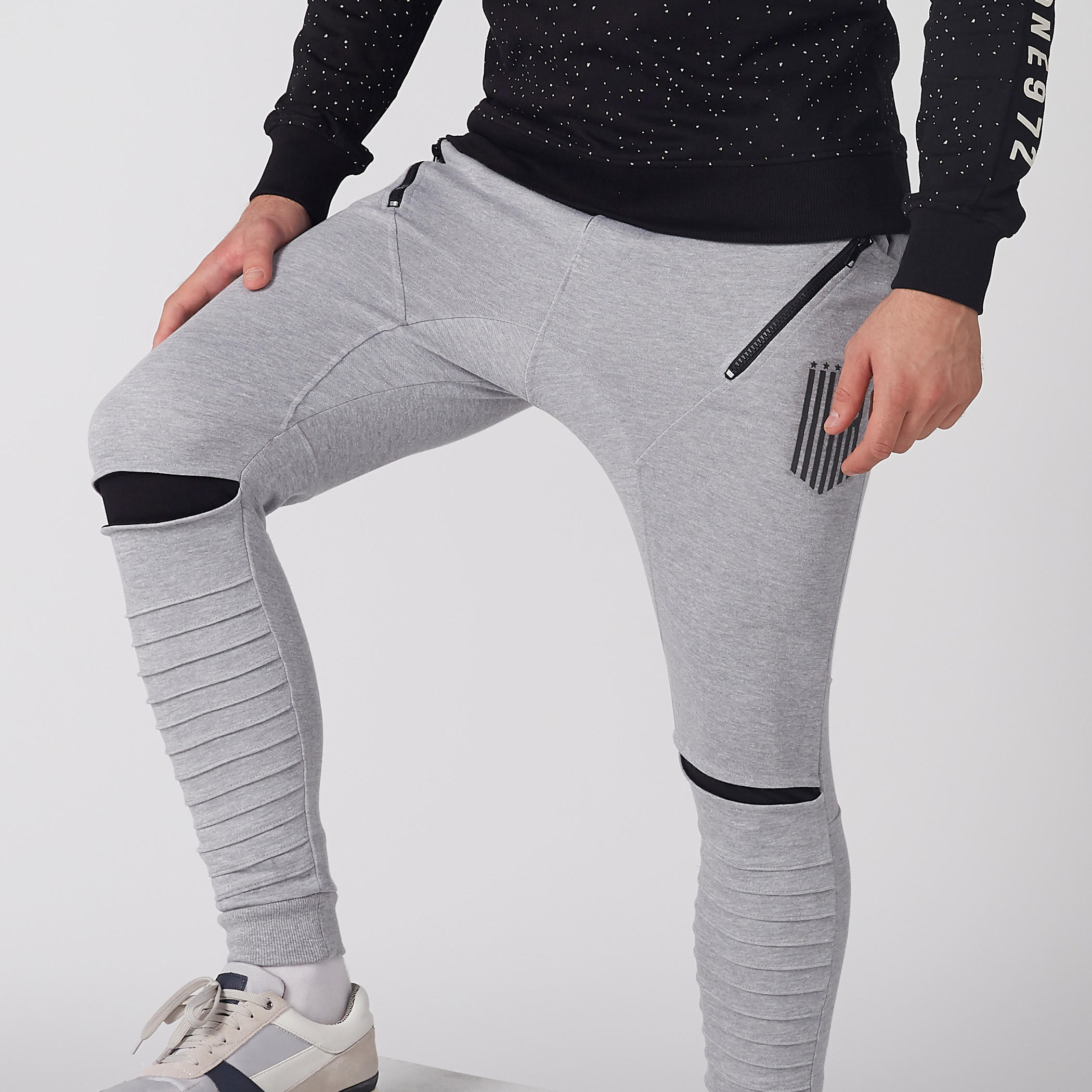 بنطال رياضي طويل بخصر مطاطي وطبعات من سمايلي وورلد-men-clothing-bottoms-joggers-image-4
