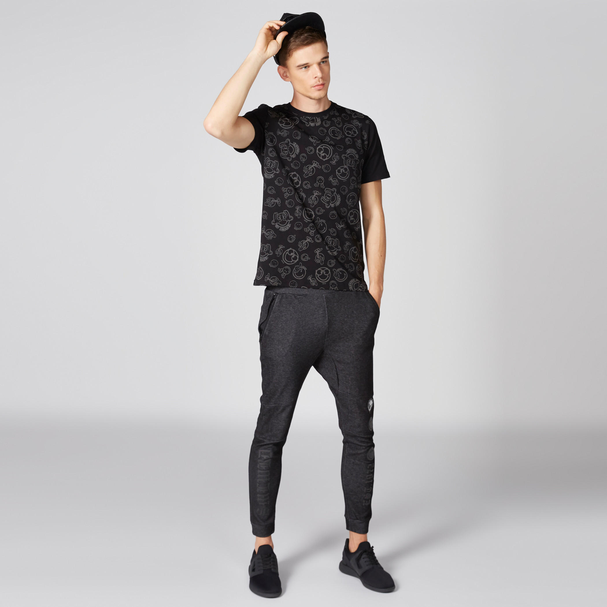 تيشيرت بياقة ضيّقة وأكمام قصيرة وطبعات سمايلي وورلد-men-clothing-tshirtsandpolos-tshirts-image-1