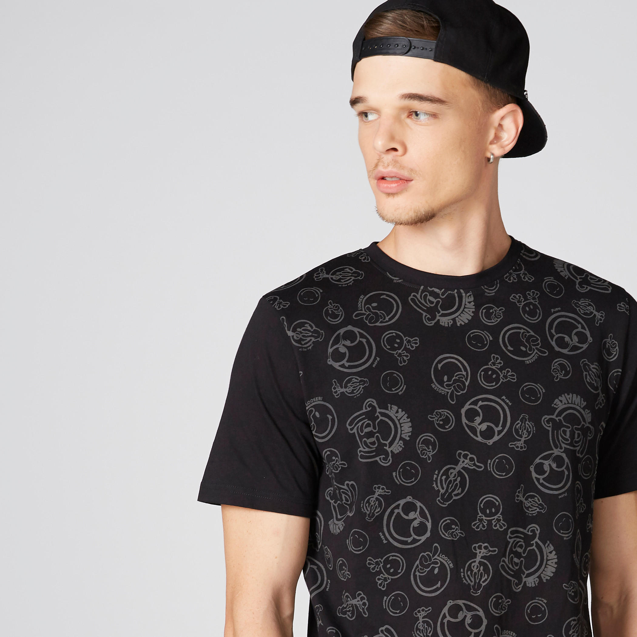 تيشيرت بياقة ضيّقة وأكمام قصيرة وطبعات سمايلي وورلد-men-clothing-tshirtsandpolos-tshirts-image-2