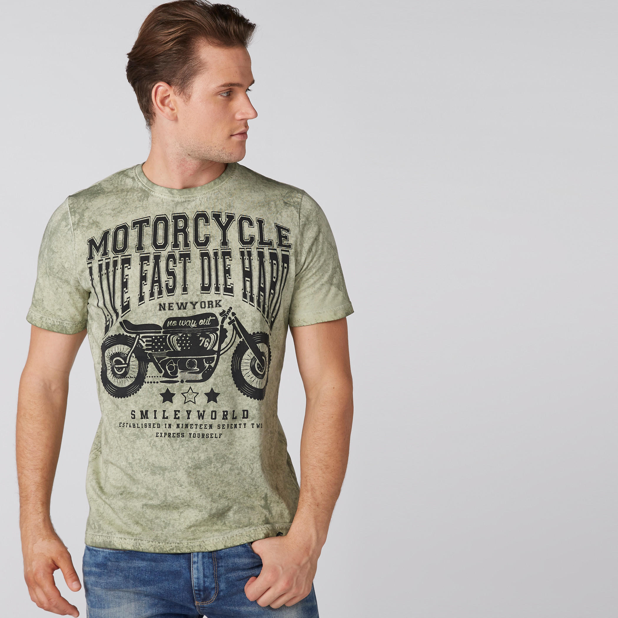 تيشيرت بطبعات سمايلي وورلد وأكمام قصيرة وياقة ضيقة-men-clothing-tshirtsandpolos-tshirts-image-3