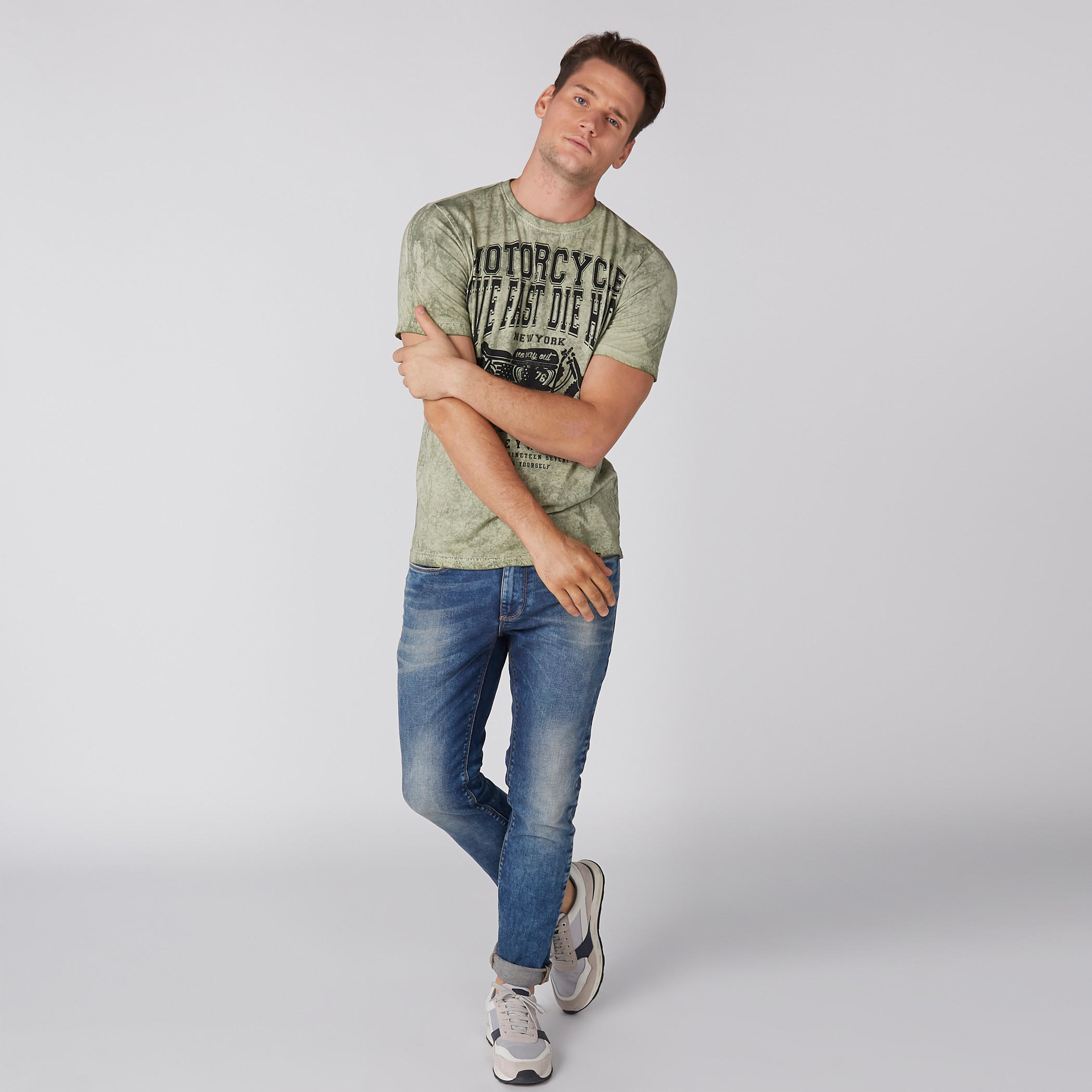تيشيرت بطبعات سمايلي وورلد وأكمام قصيرة وياقة ضيقة-men-clothing-tshirtsandpolos-tshirts-image-1