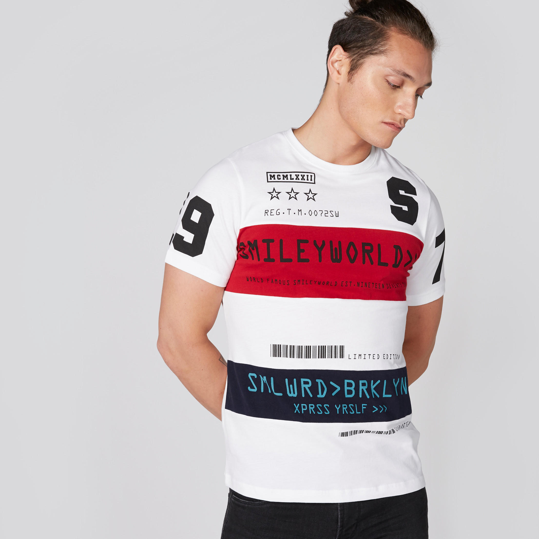 تيشيرت بياقة ضيّقة وأكمام قصيرة وطبعات سمايلي وورلد-men-clothing-tshirtsandpolos-tshirts-image-1
