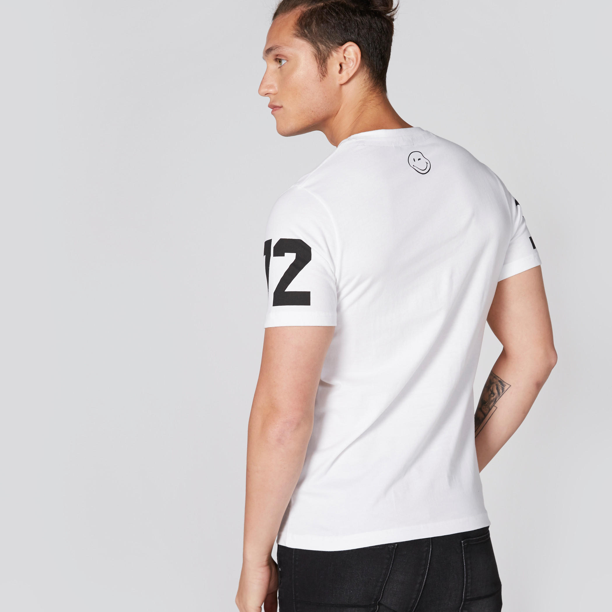 تيشيرت بياقة ضيّقة وأكمام قصيرة وطبعات سمايلي وورلد-men-clothing-tshirtsandpolos-tshirts-image-2