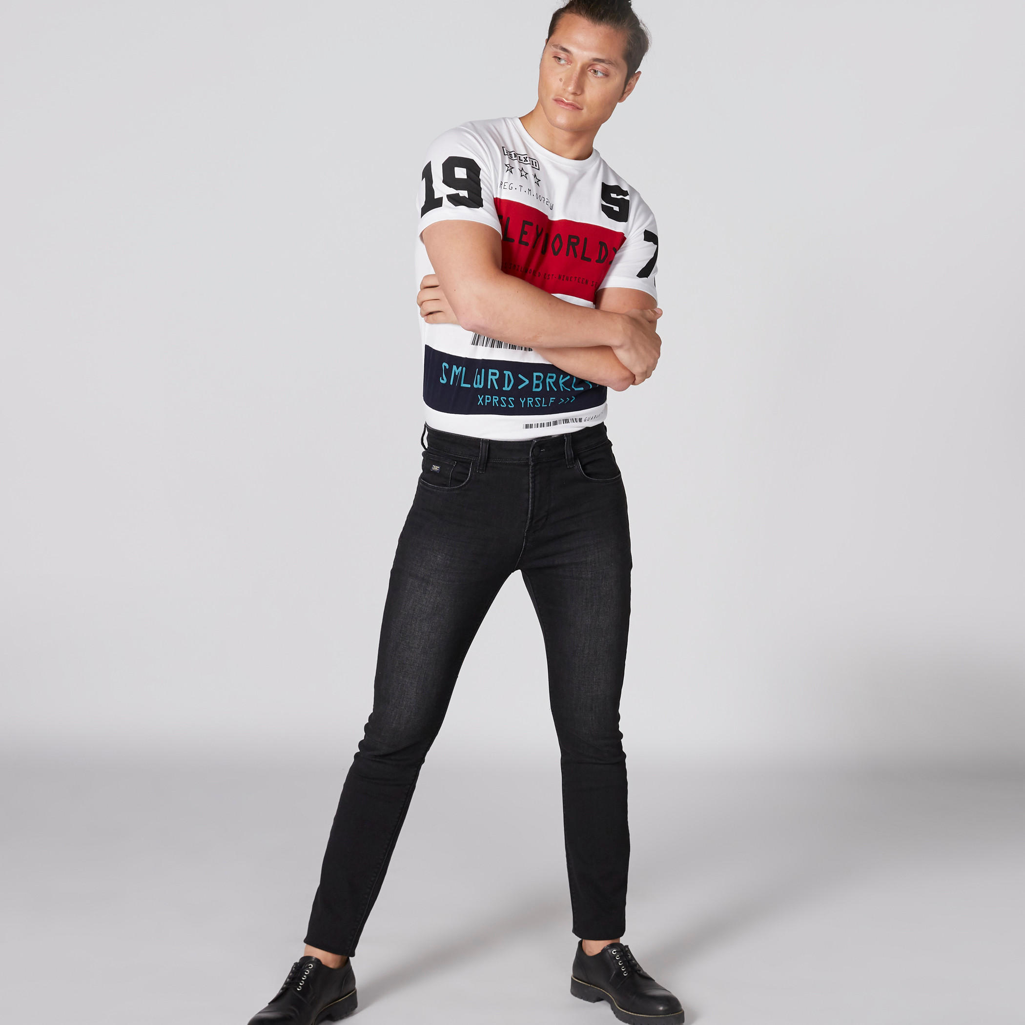 تيشيرت بياقة ضيّقة وأكمام قصيرة وطبعات سمايلي وورلد-men-clothing-tshirtsandpolos-tshirts-image-3