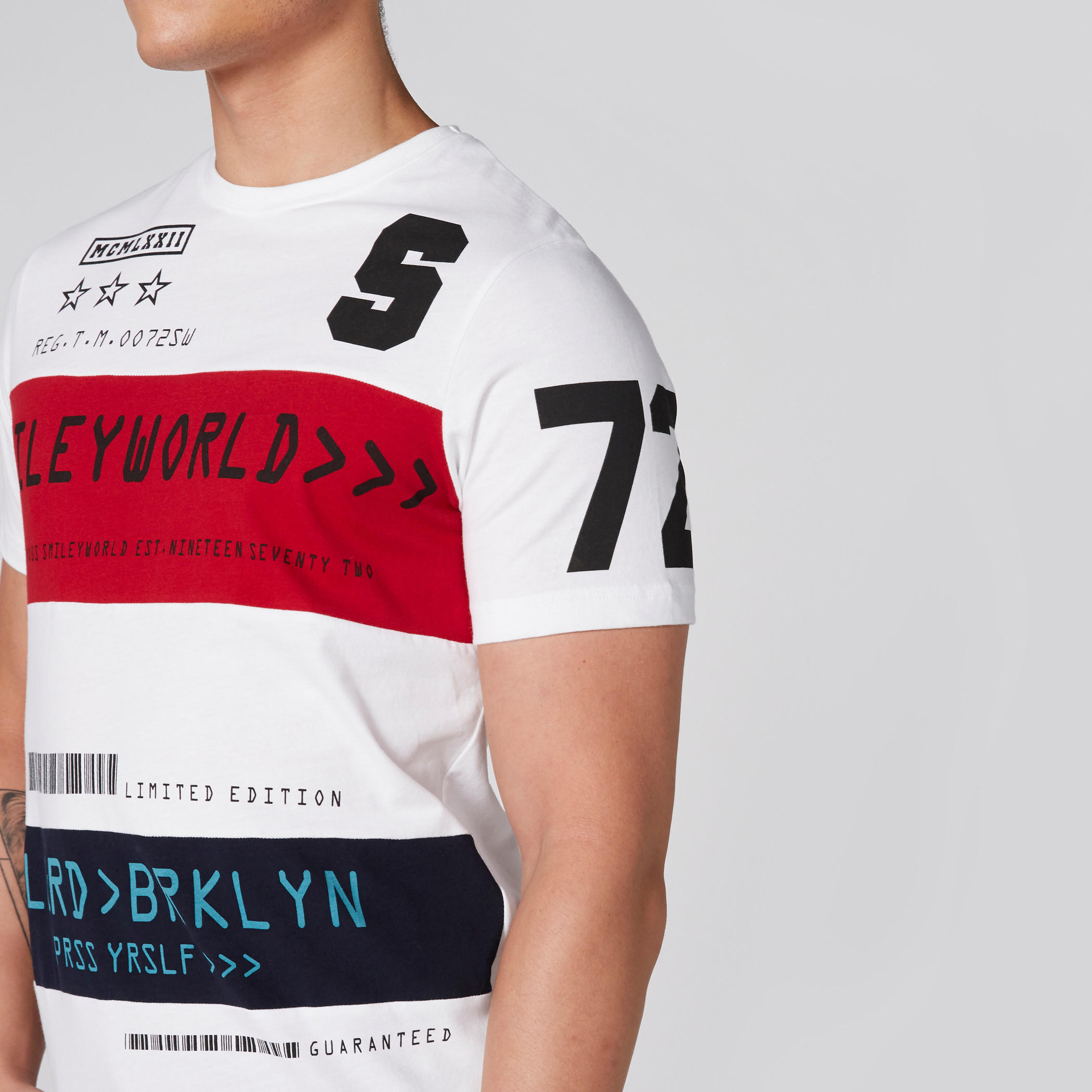 تيشيرت بياقة ضيّقة وأكمام قصيرة وطبعات سمايلي وورلد-men-clothing-tshirtsandpolos-tshirts-image-4