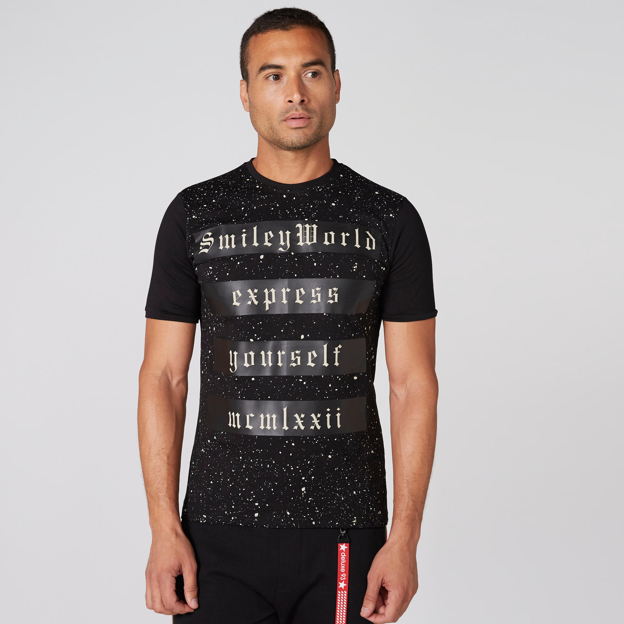 تيشيرت بياقة ضيّقة وأكمام قصيرة وطبعات سمايلي وورلد-men-clothing-tshirtsandpolos-tshirts-image-3
