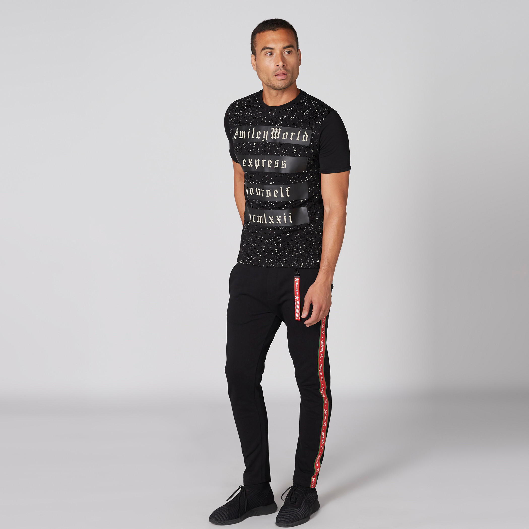 تيشيرت بياقة ضيّقة وأكمام قصيرة وطبعات سمايلي وورلد-men-clothing-tshirtsandpolos-tshirts-image-1
